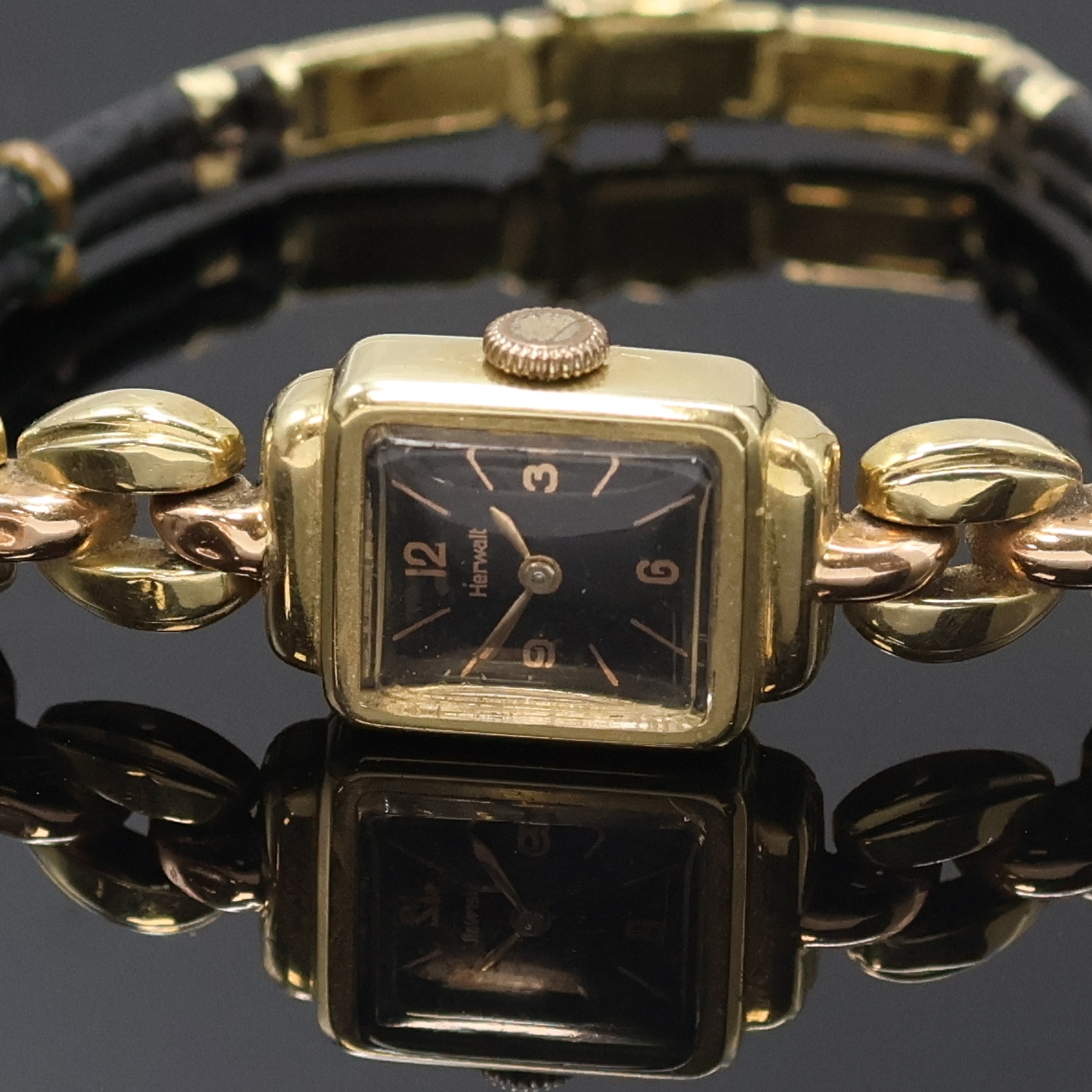 Detail a: HERWALT Damenarmbanduhr in GG 585/000, Schweiz um 1955, Handaufzug, Scharnierboden, schwarzes Zifferbl. m. arab. Zahlen u. Strich-Ind., gold. Zeiger, ...