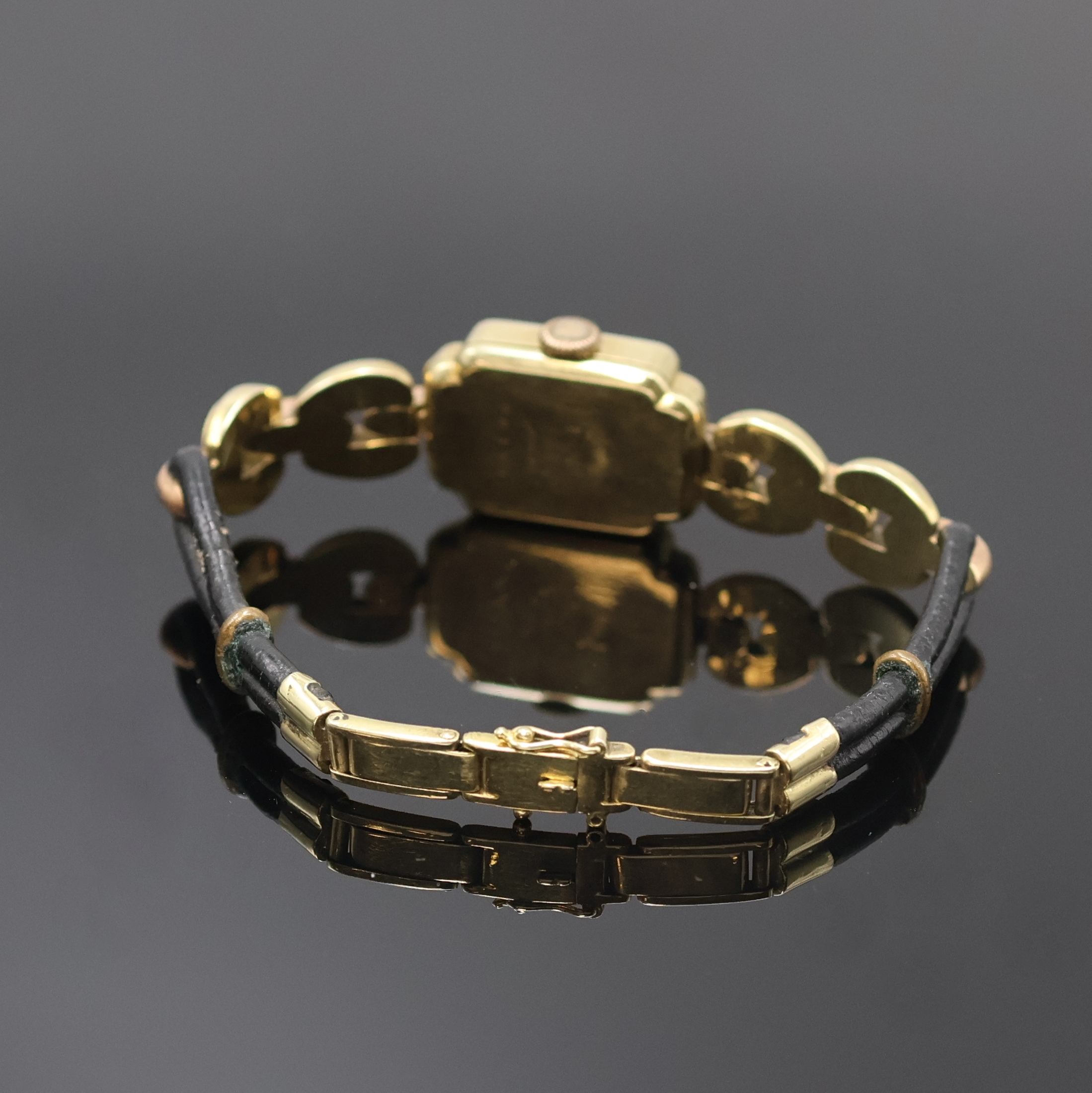 Detail b: HERWALT Damenarmbanduhr in GG 585/000, Schweiz um 1955, Handaufzug, Scharnierboden, schwarzes Zifferbl. m. arab. Zahlen u. Strich-Ind., gold. Zeiger, ...