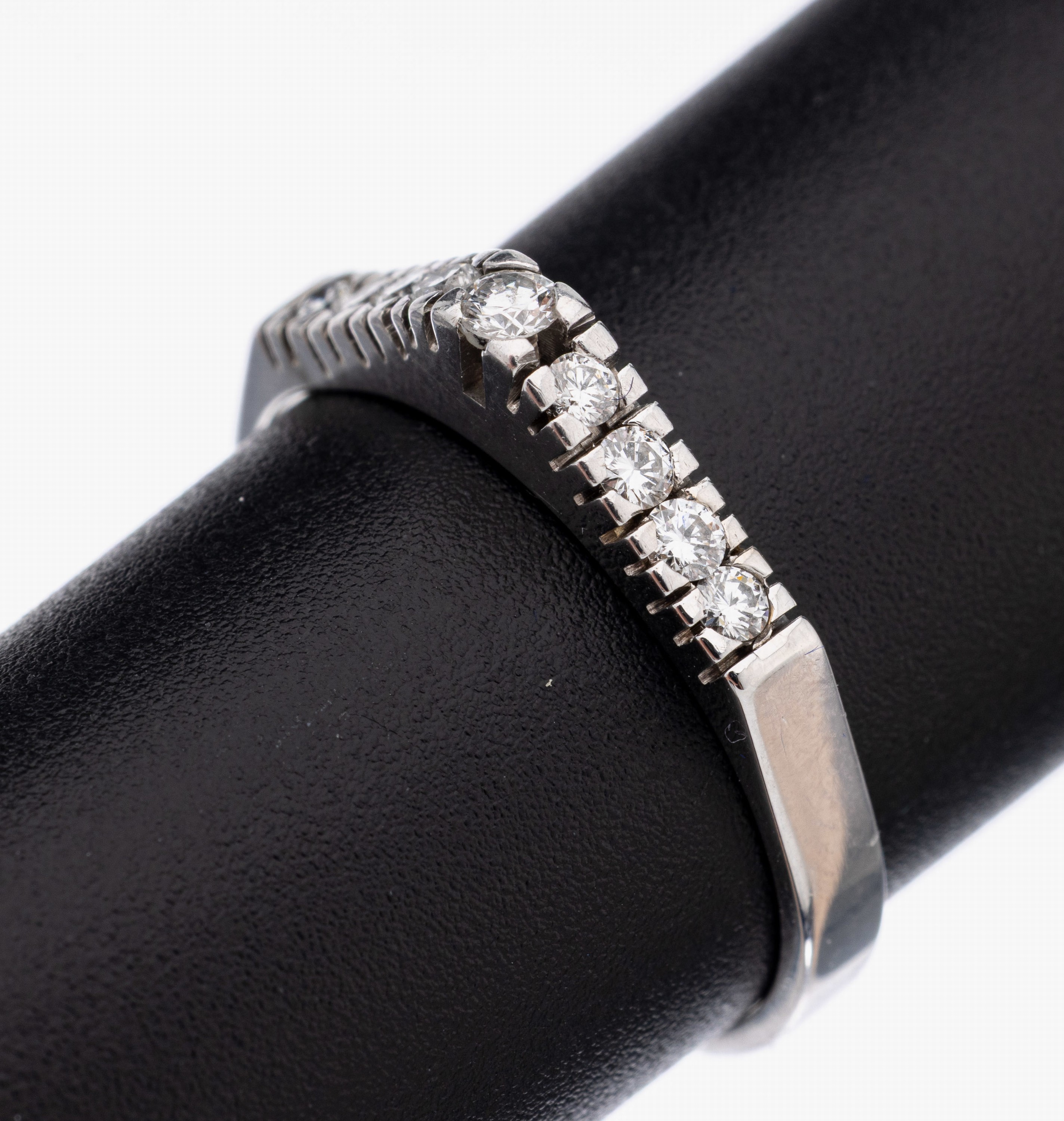 14 kt Gold Brillant-Ring, WG 585/000, 9 Brillanten zus. ca. 0.22 ct feines Weiß/si, RW57, ca. 2.6 g