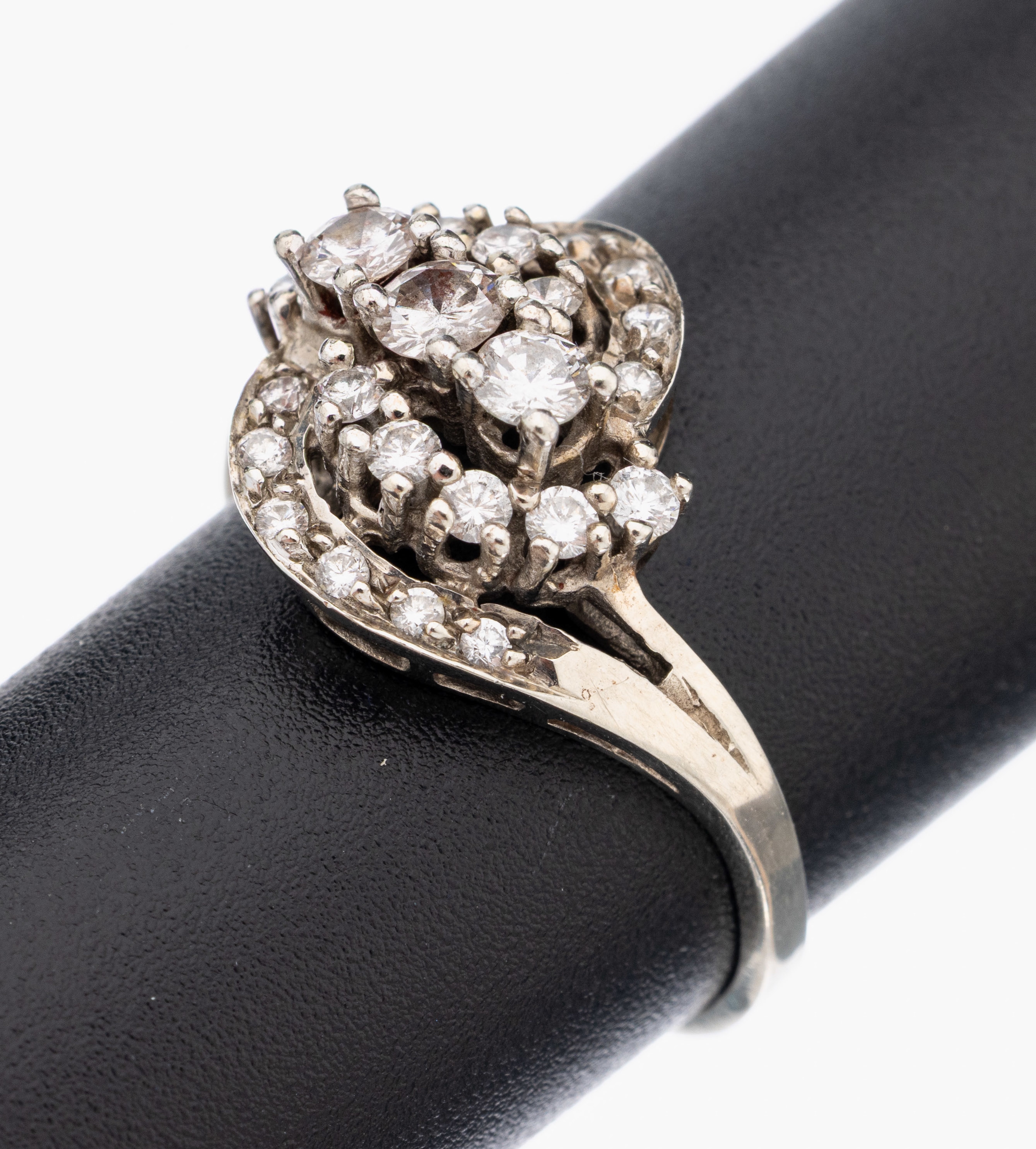14 kt Gold Brillant-Ring, WG 585/000, Aufbau in mehreren Ebenen, 25 Brillanten zus. ca. 0.54 ct Weiß/si-p 1, RW 53, ca. 3.2 g
