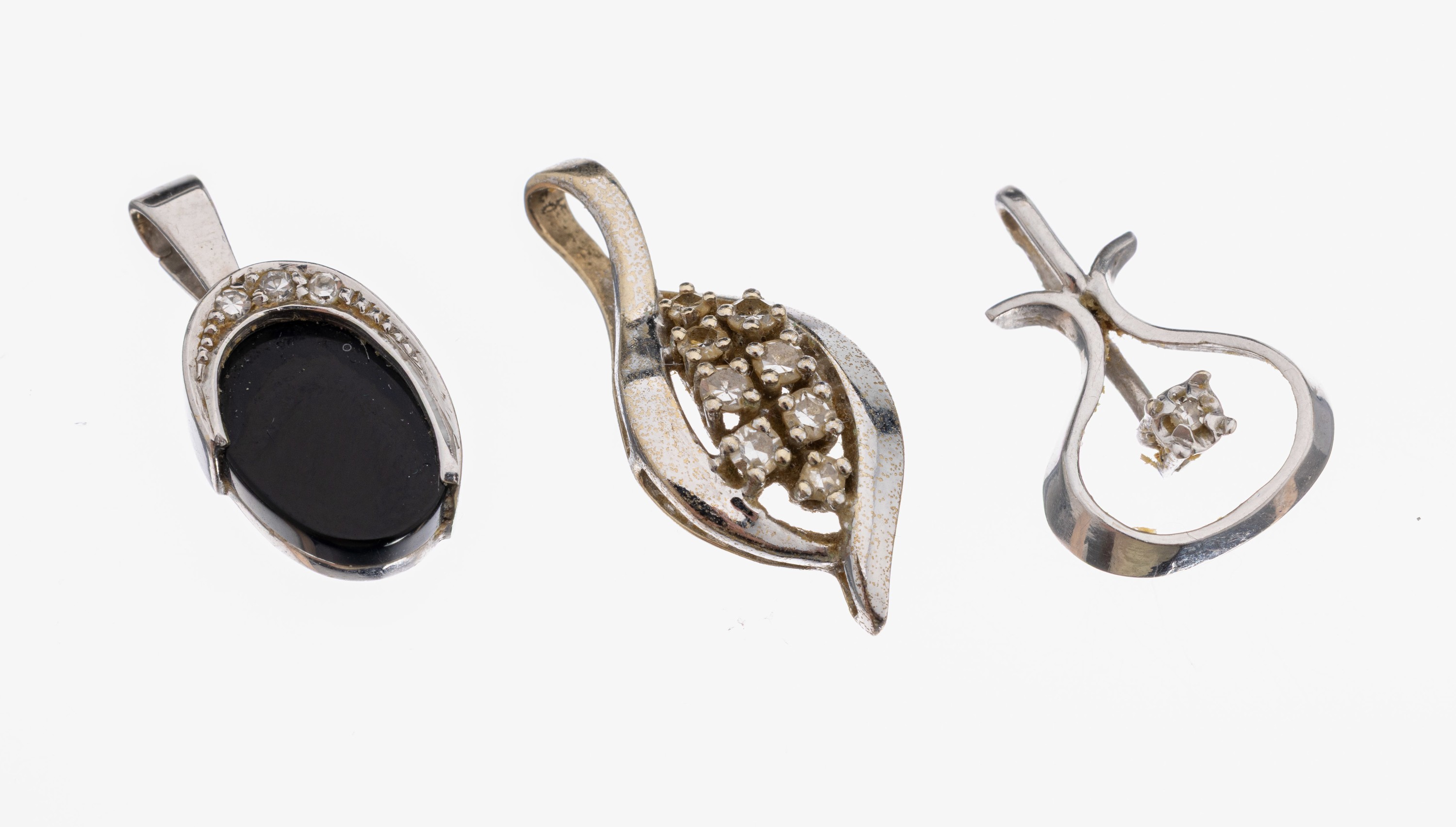 Konvolut 3 14 kt Gold Diamant-Anhänger, WG 585/000, 1 x bauchig mit kl. 8/8-Diamant, ca. 1.7 x 1.1 cm, 1 x oval mit 8 8/8-Diamanten zus. ca. 0.22 ...