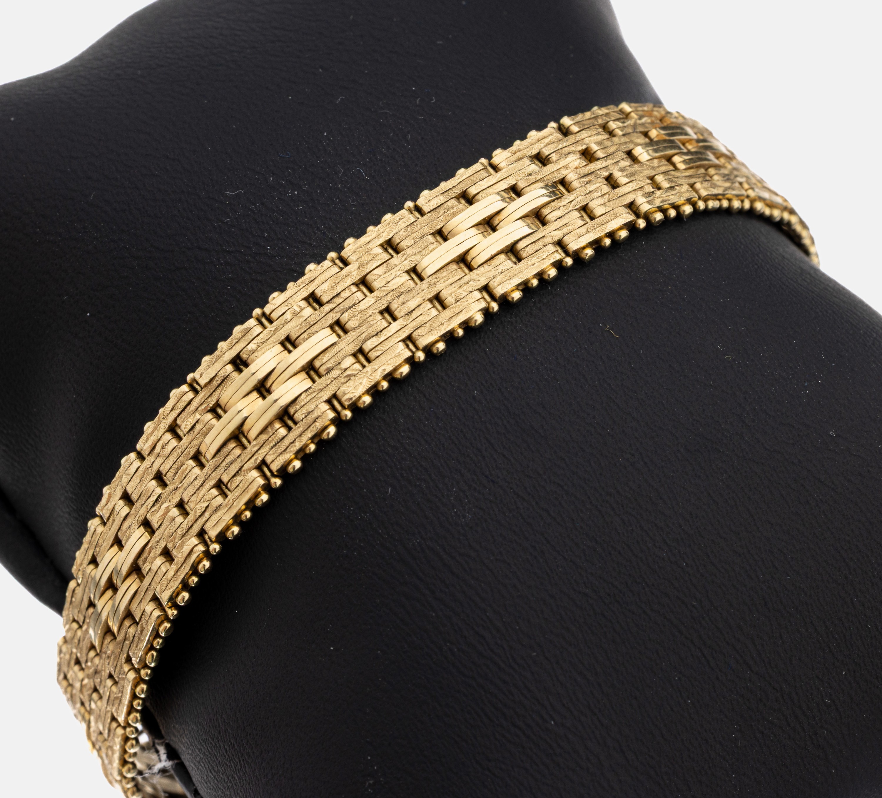 14 kt Gold Armband, GG 585/000, part. strukt., B. ca. 1.1 cm, L. ca. 18.8 cm, Kastenschloss mit 2 Sicherheitsachten, ca. 34.3 g