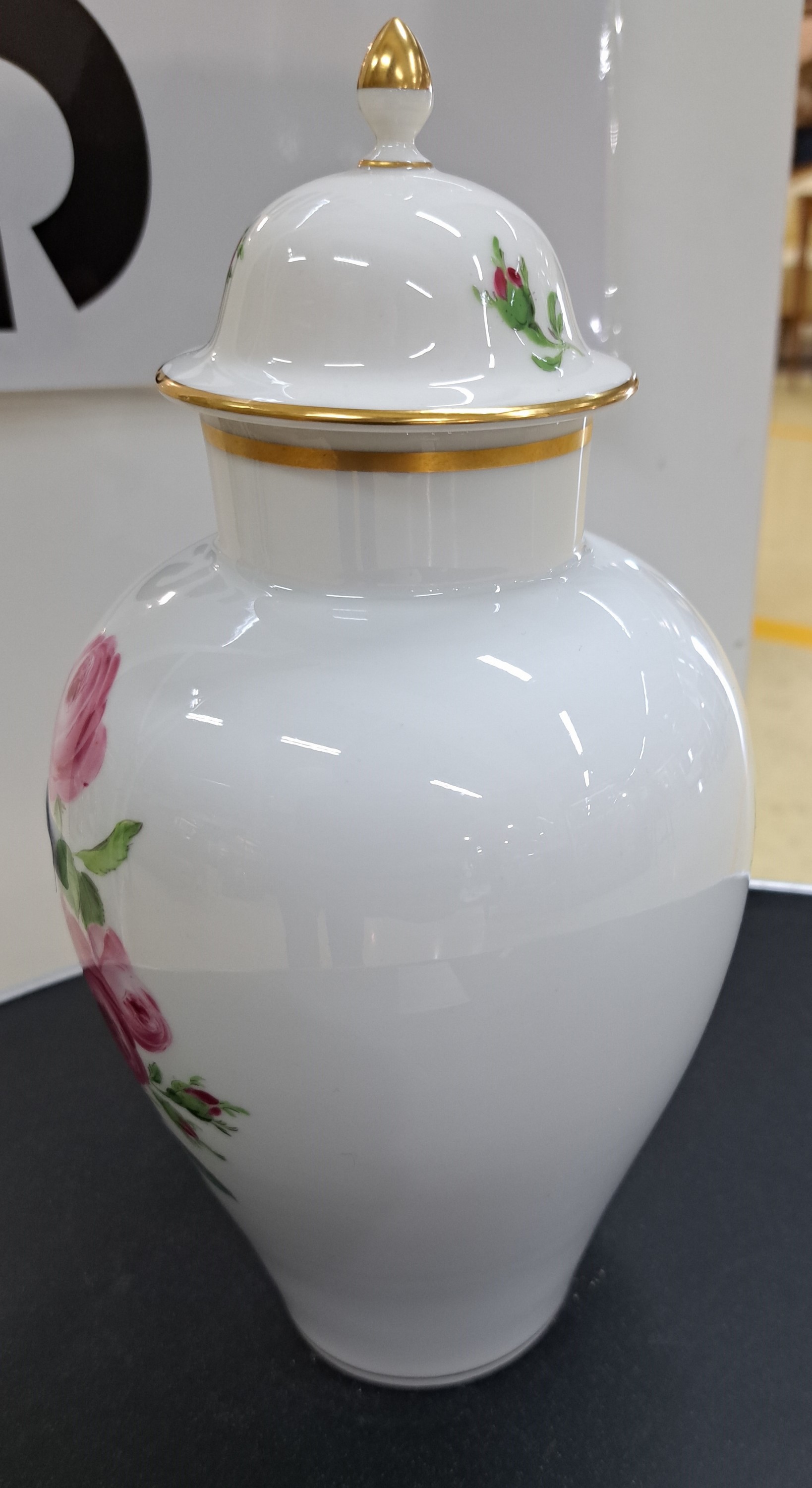 Detail a: Deckelvase, Meissen, 60er Jahre, 2. Wahl, Rosendekor, Goldränder, H. ca. 20 cm
