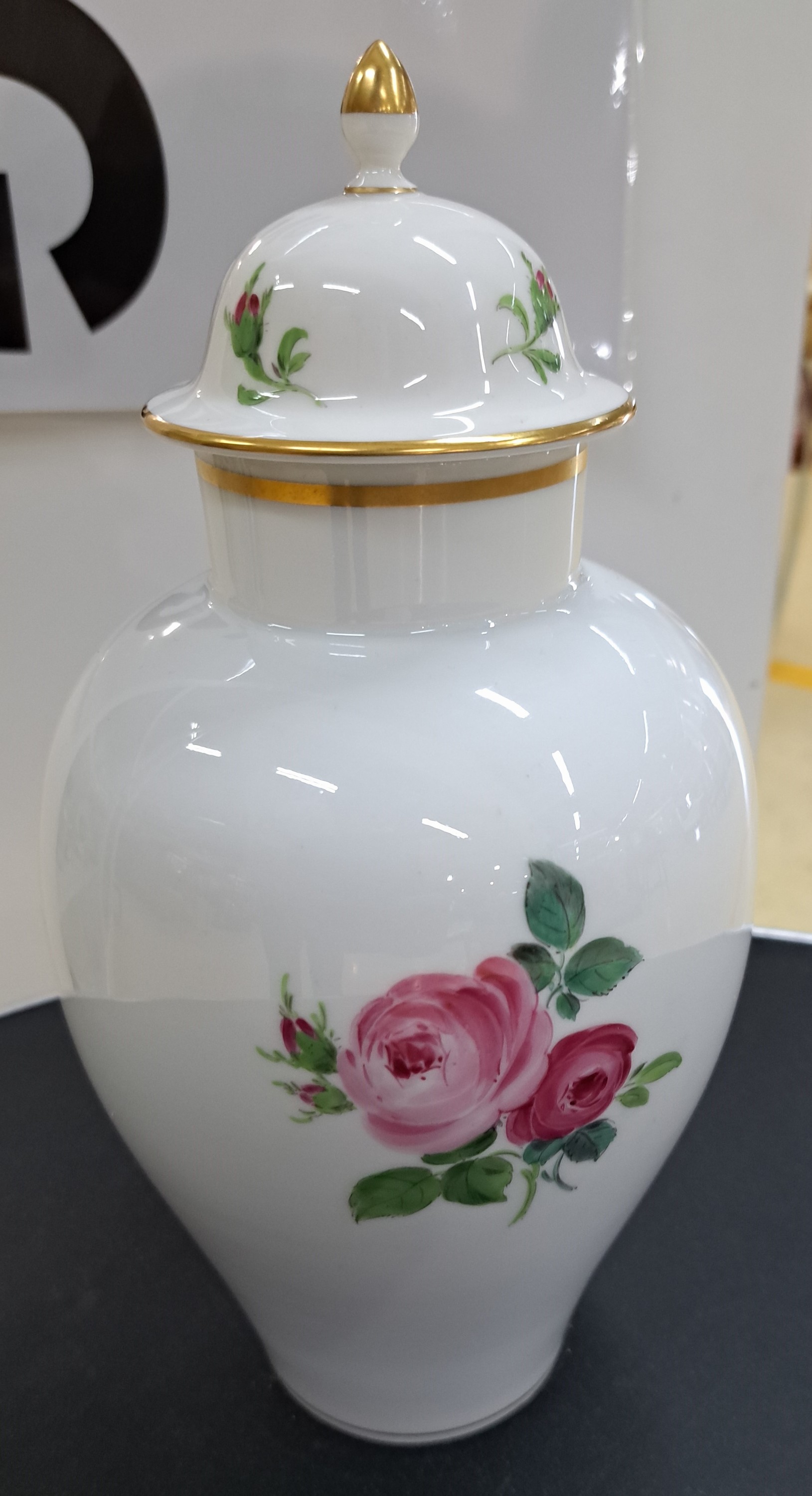 Detail b: Deckelvase, Meissen, 60er Jahre, 2. Wahl, Rosendekor, Goldränder, H. ca. 20 cm