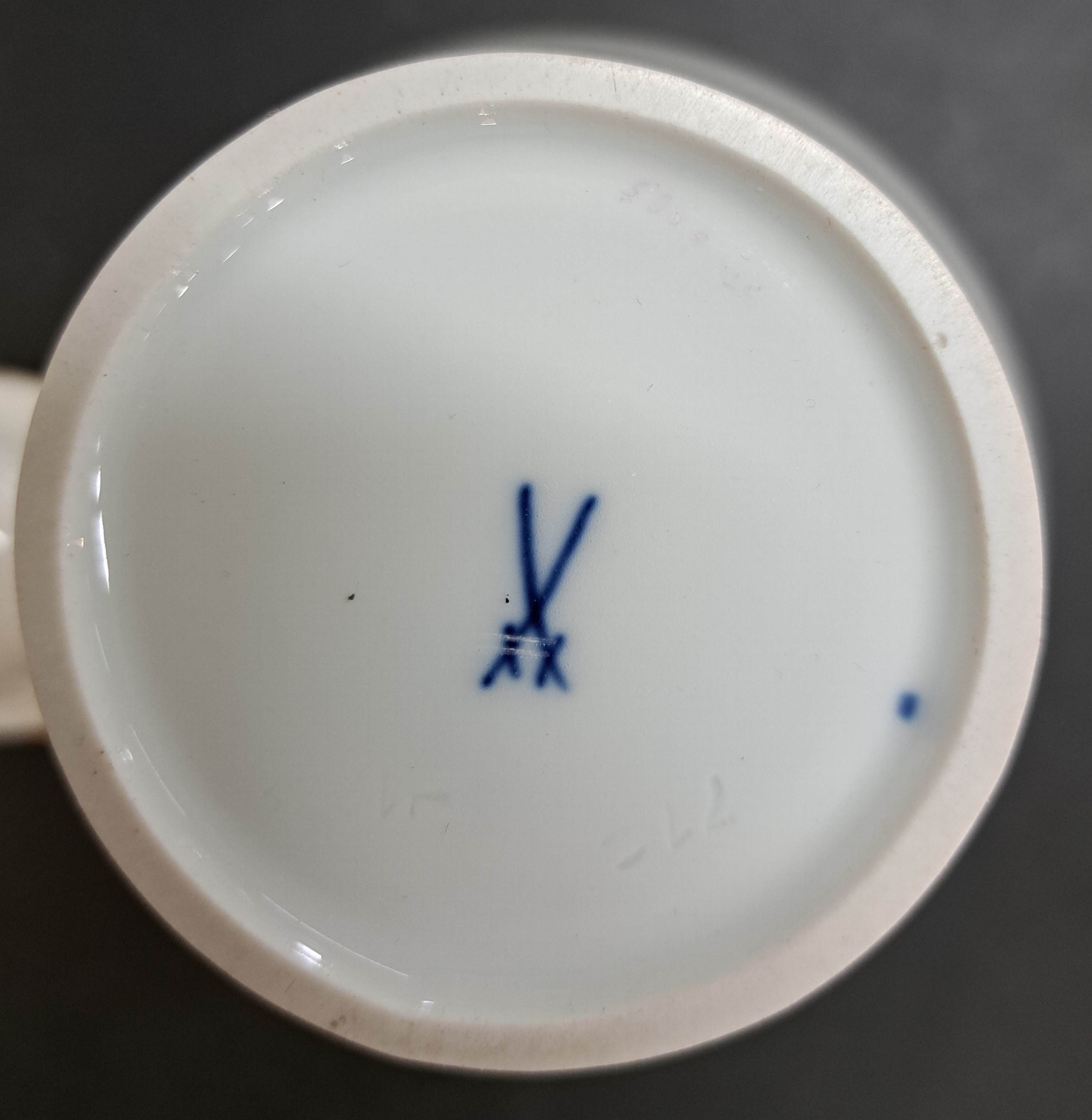 Detail c: Deckelvase, Meissen, 60er Jahre, 2. Wahl, Rosendekor, Goldränder, H. ca. 20 cm