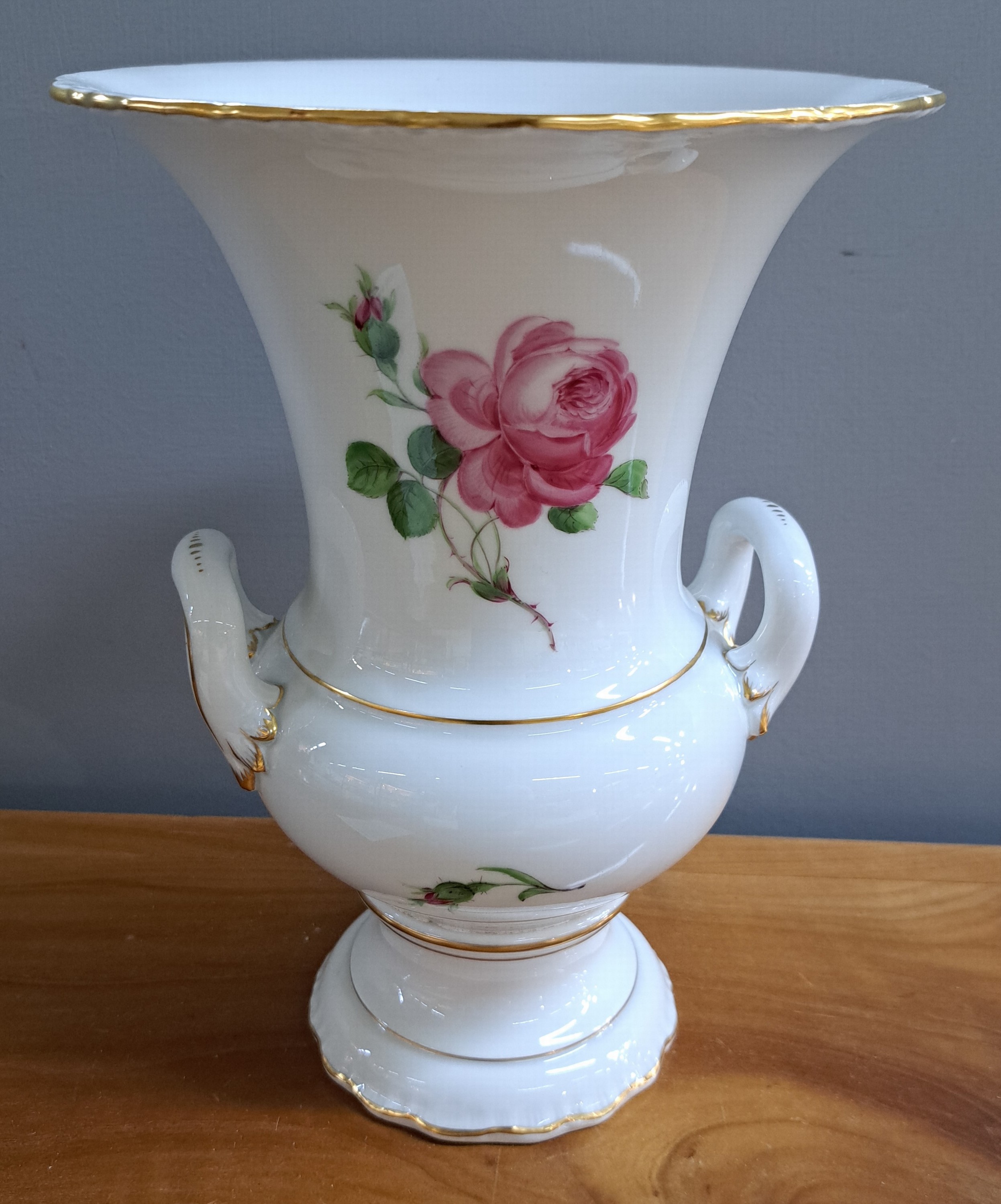 Detail a: Zwei Vasen, Meissen, 60er Jahre, rote Rose, Amphorenvase, Goldrand, H.ca. 24.5 cm, 2. Wahl, große Vase, Goldränder, H. ca. 29.5 cm