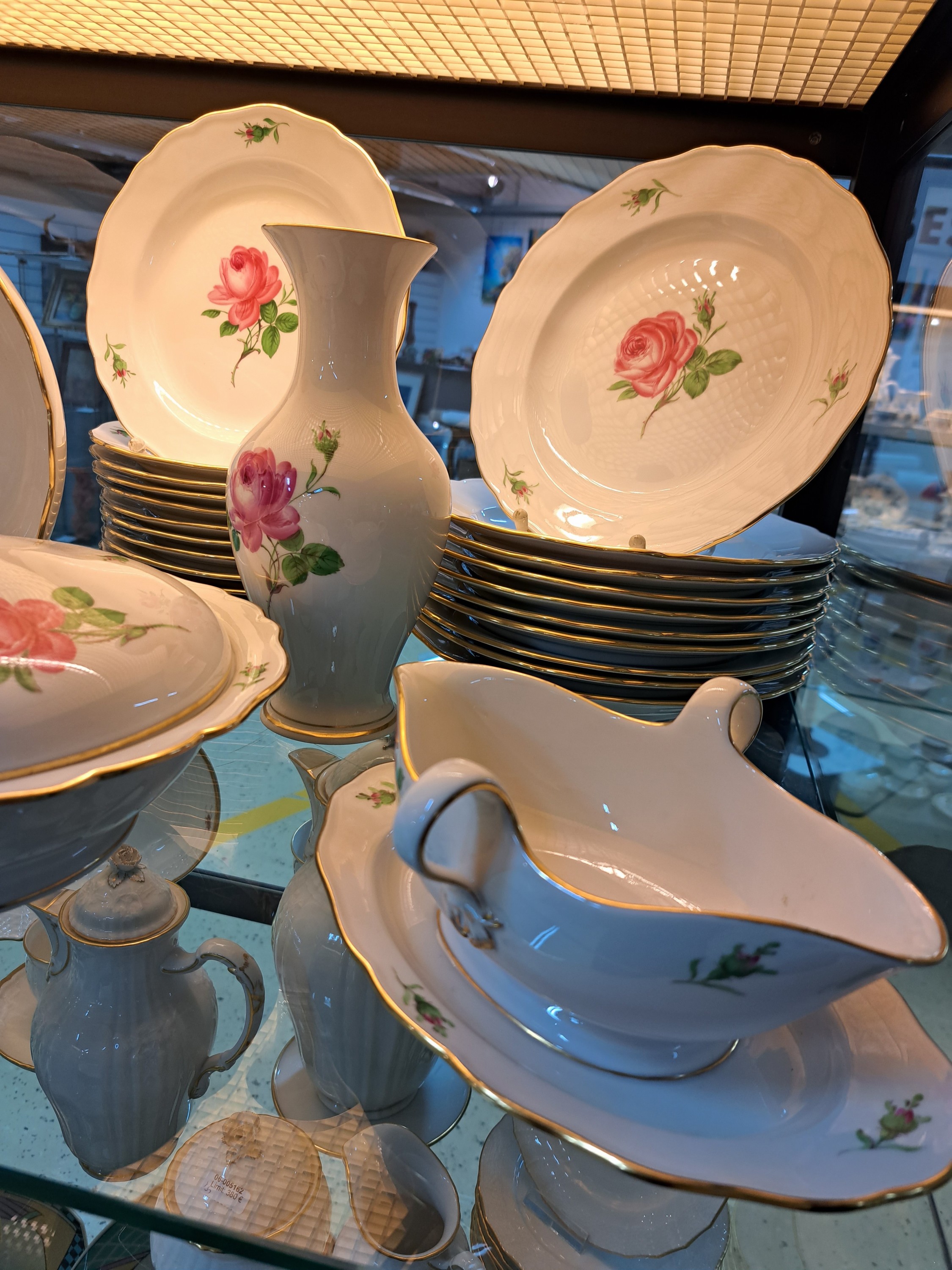 Detail a: Umfangreiches Speiseservice, Meissen, 60er Jahre, rote Rose, für 12 Personen, 12 Suppenteller 24cm , 12 Menueteller 25cm, 12 Dessertteller 21.5 cm, ...