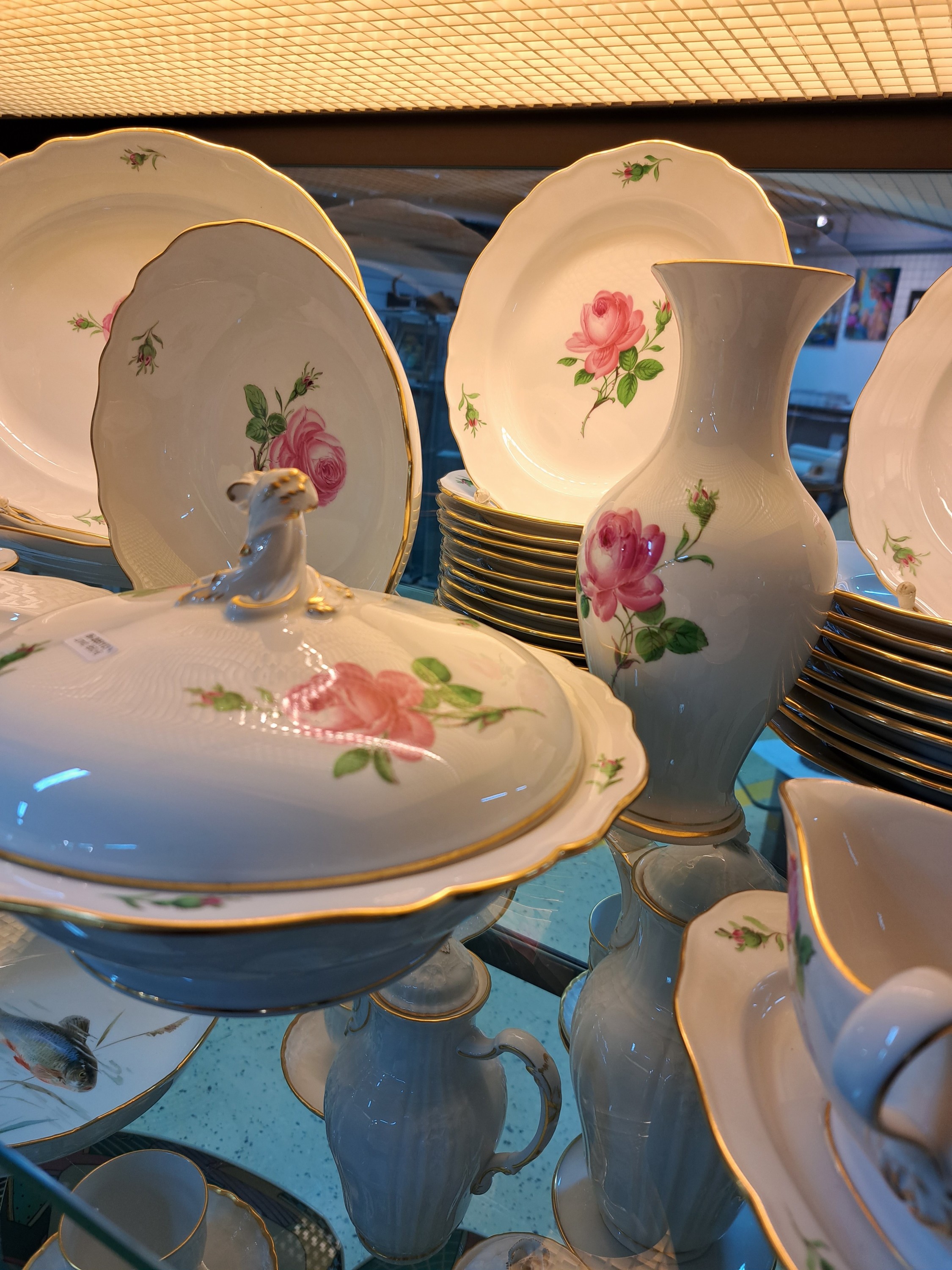 Detail b: Umfangreiches Speiseservice, Meissen, 60er Jahre, rote Rose, für 12 Personen, 12 Suppenteller 24cm , 12 Menueteller 25cm, 12 Dessertteller 21.5 cm, ...