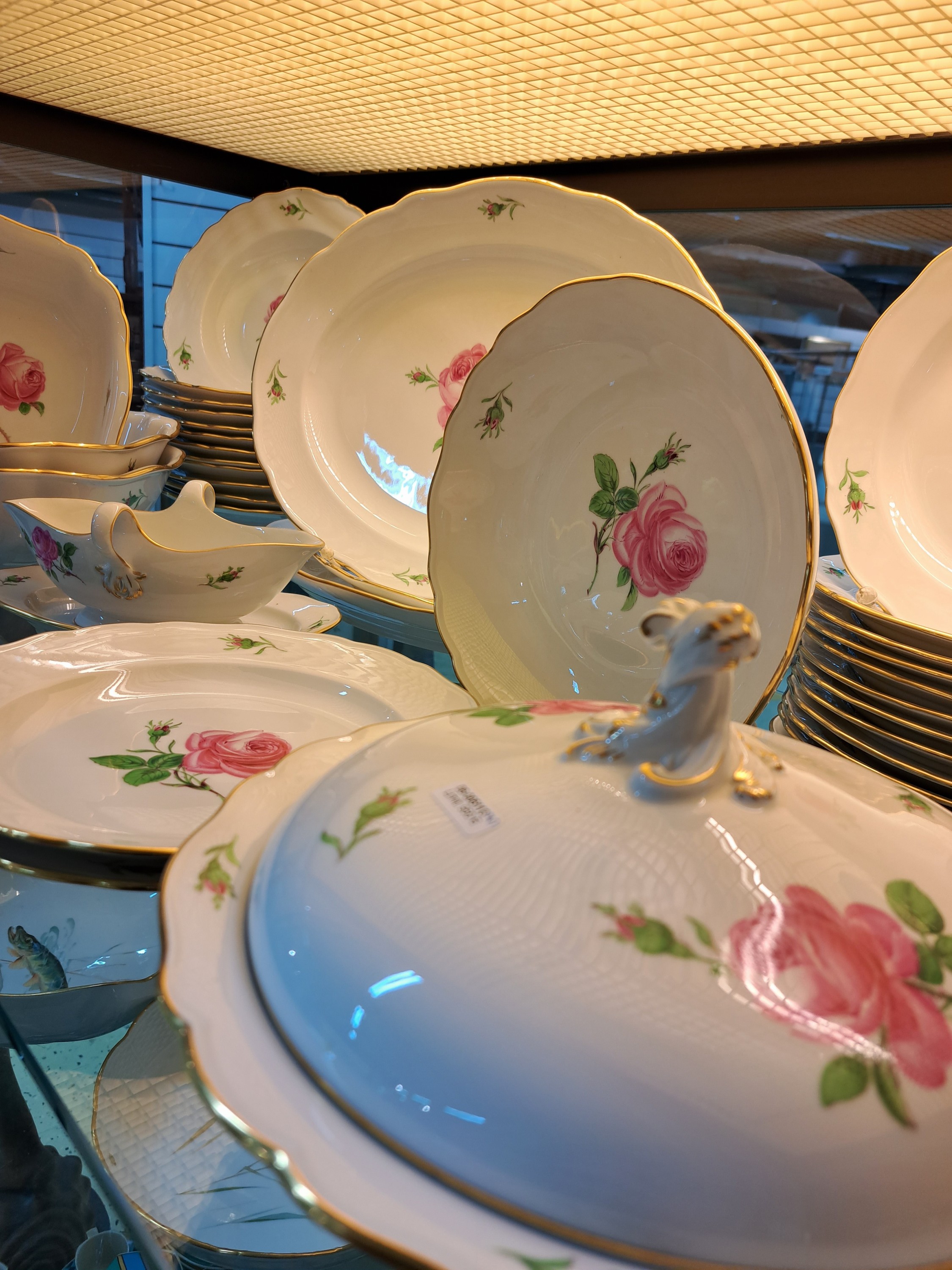 Detail c: Umfangreiches Speiseservice, Meissen, 60er Jahre, rote Rose, für 12 Personen, 12 Suppenteller 24cm , 12 Menueteller 25cm, 12 Dessertteller 21.5 cm, ...