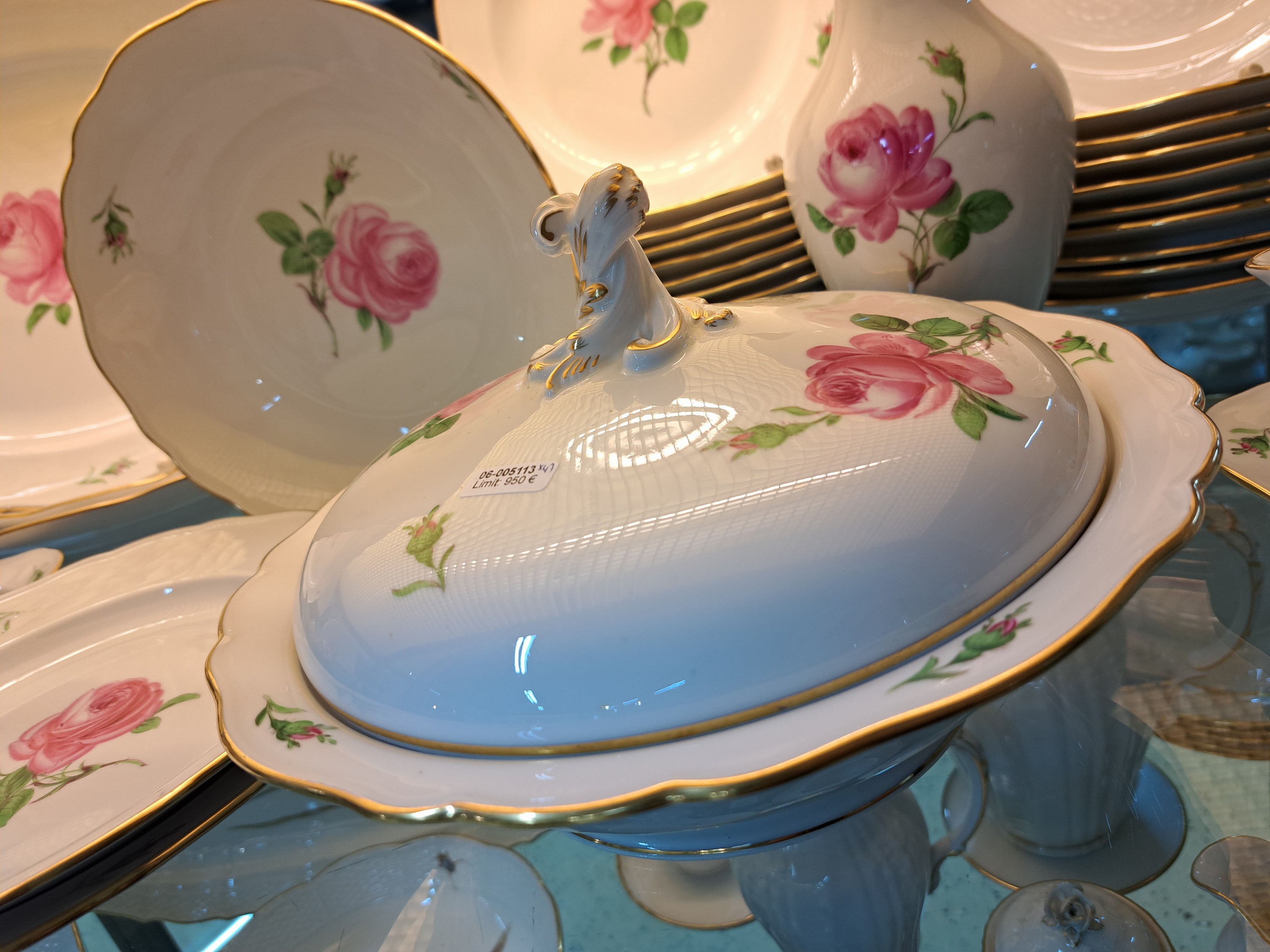 Detail d: Umfangreiches Speiseservice, Meissen, 60er Jahre, rote Rose, für 12 Personen, 12 Suppenteller 24cm , 12 Menueteller 25cm, 12 Dessertteller 21.5 cm, ...