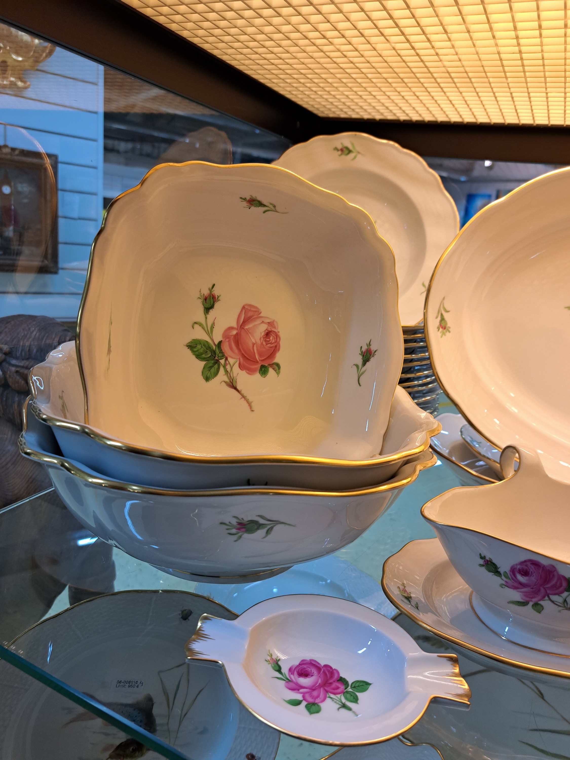 Detail e: Umfangreiches Speiseservice, Meissen, 60er Jahre, rote Rose, für 12 Personen, 12 Suppenteller 24cm , 12 Menueteller 25cm, 12 Dessertteller 21.5 cm, ...