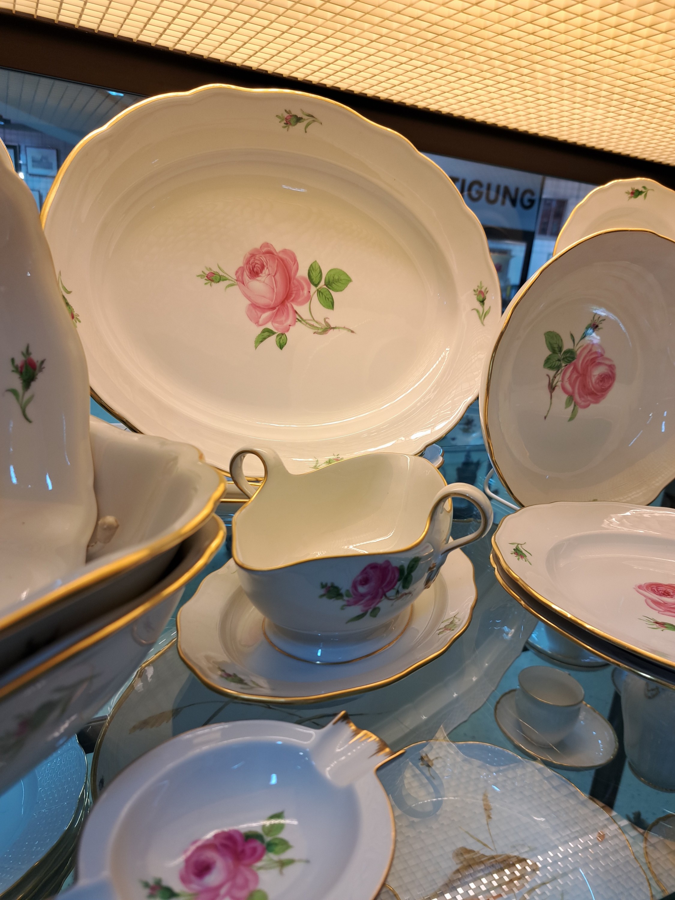 Detail f: Umfangreiches Speiseservice, Meissen, 60er Jahre, rote Rose, für 12 Personen, 12 Suppenteller 24cm , 12 Menueteller 25cm, 12 Dessertteller 21.5 cm, ...