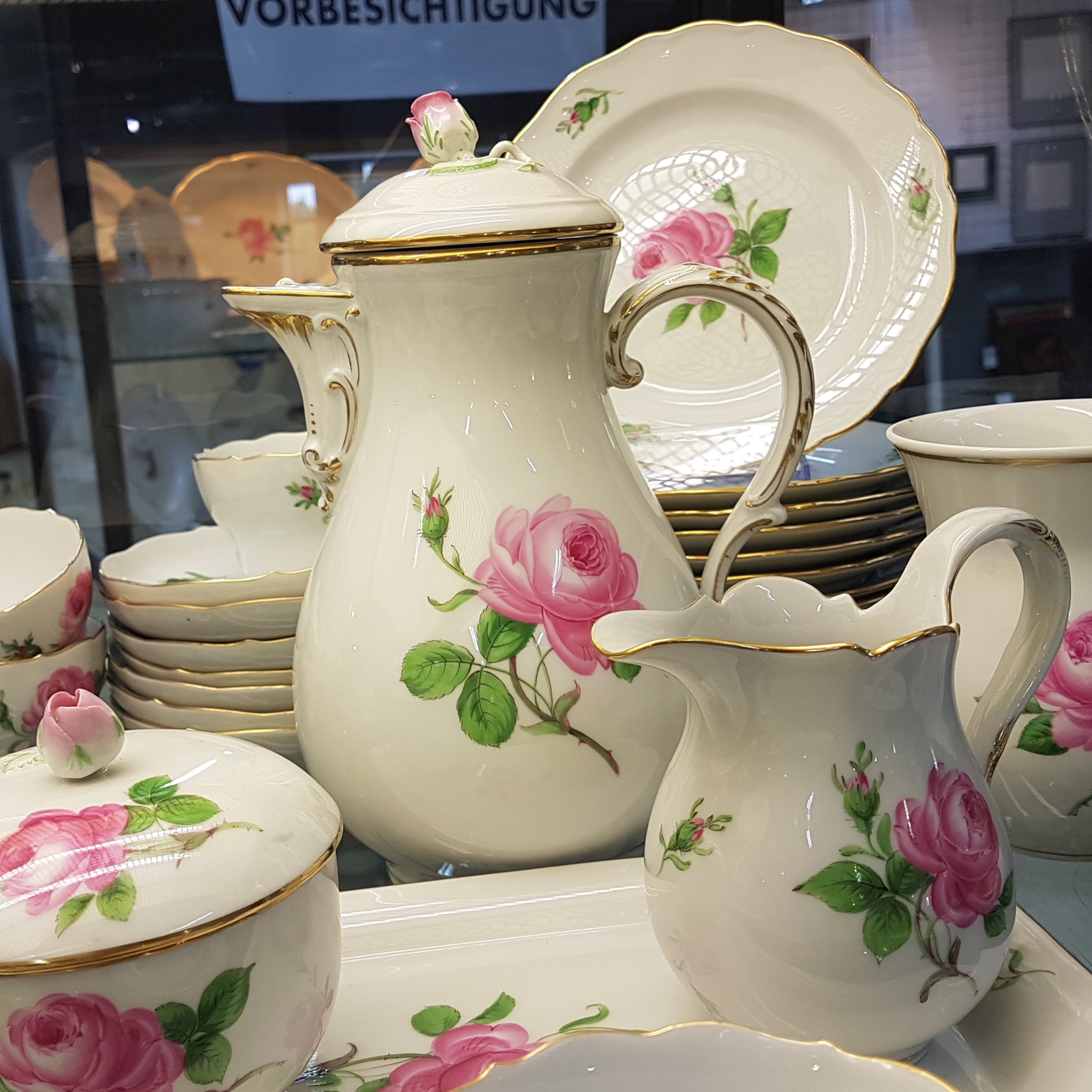 Detail a: Umfangreiches Kaffeeservice, Meissen, 20. Jh. für 12 Personen, rote Rose, Porzellan, neuer Ausschnitt, Kaffeekanne (Blume min. best.), Zuckerdose, ...