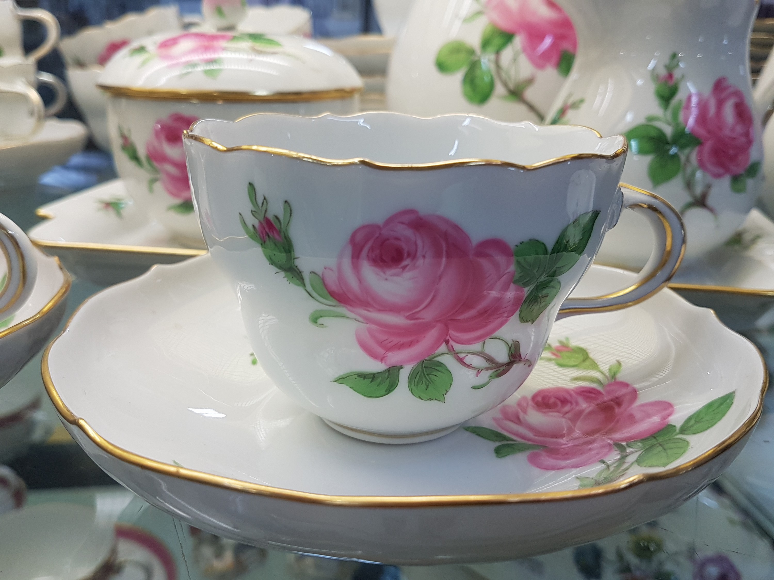 Detail b: Umfangreiches Kaffeeservice, Meissen, 20. Jh. für 12 Personen, rote Rose, Porzellan, neuer Ausschnitt, Kaffeekanne (Blume min. best.), Zuckerdose, ...