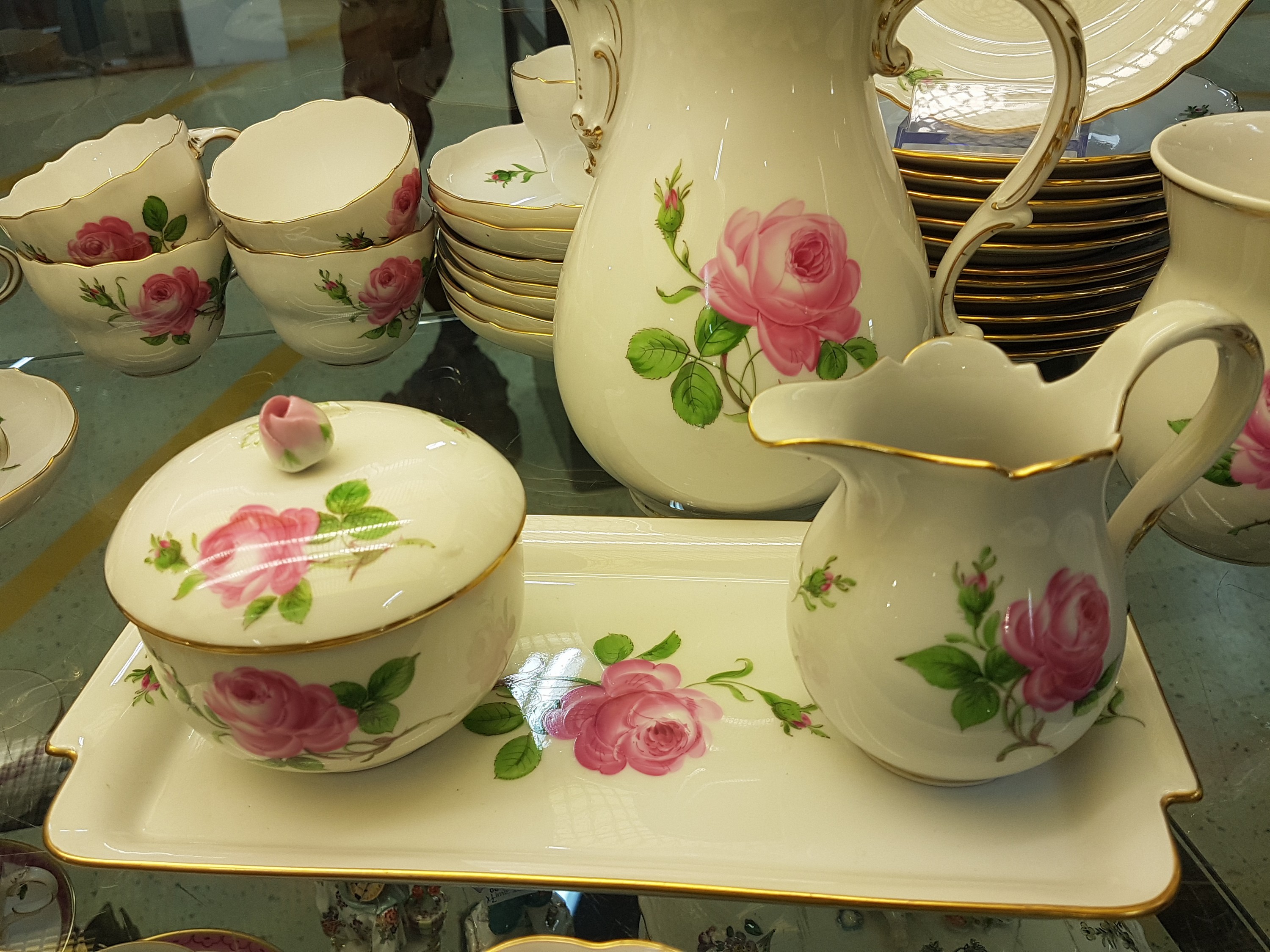 Detail c: Umfangreiches Kaffeeservice, Meissen, 20. Jh. für 12 Personen, rote Rose, Porzellan, neuer Ausschnitt, Kaffeekanne (Blume min. best.), Zuckerdose, ...