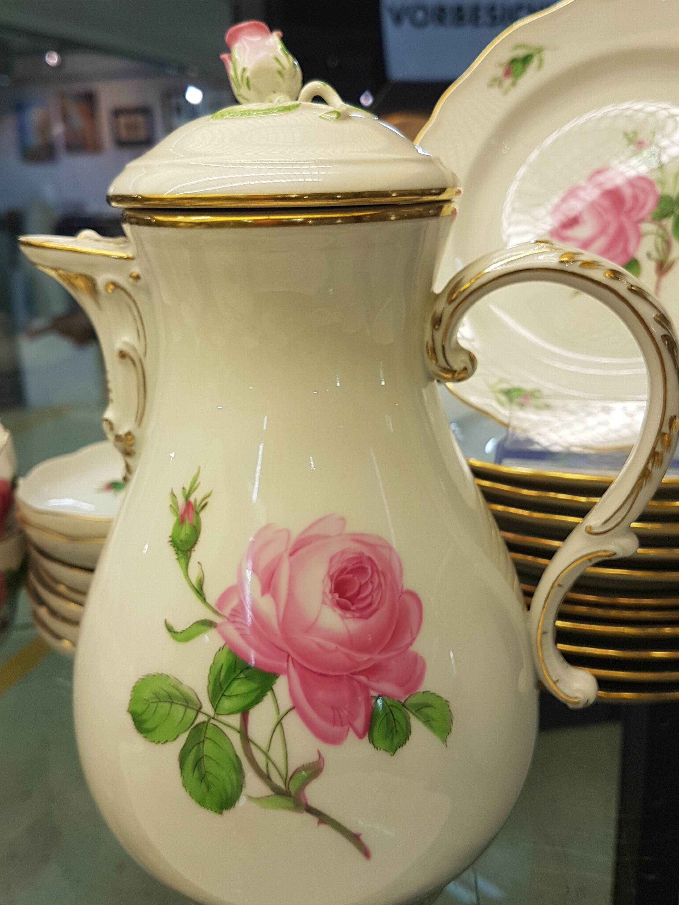 Detail d: Umfangreiches Kaffeeservice, Meissen, 20. Jh. für 12 Personen, rote Rose, Porzellan, neuer Ausschnitt, Kaffeekanne (Blume min. best.), Zuckerdose, ...