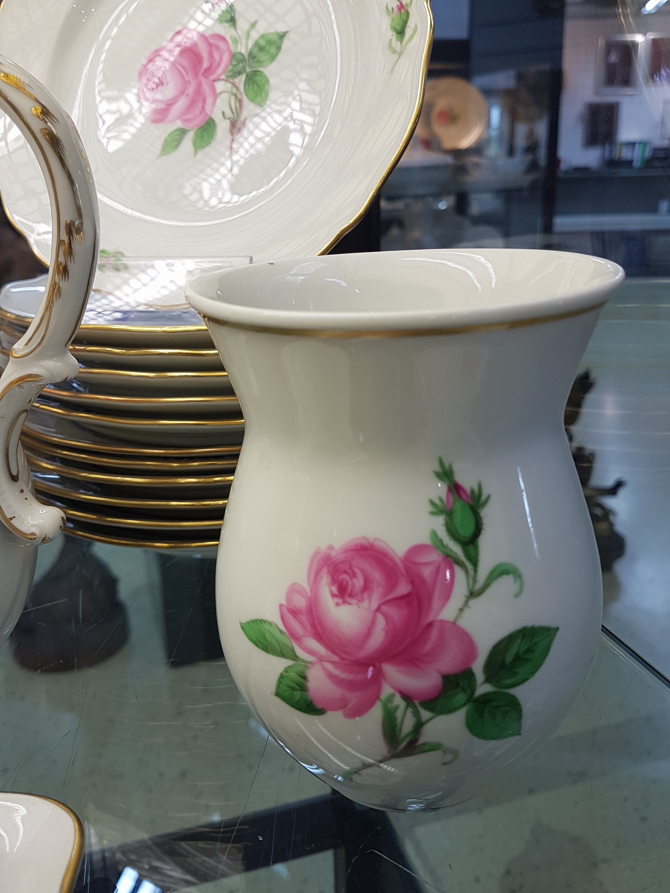 Detail e: Umfangreiches Kaffeeservice, Meissen, 20. Jh. für 12 Personen, rote Rose, Porzellan, neuer Ausschnitt, Kaffeekanne (Blume min. best.), Zuckerdose, ...