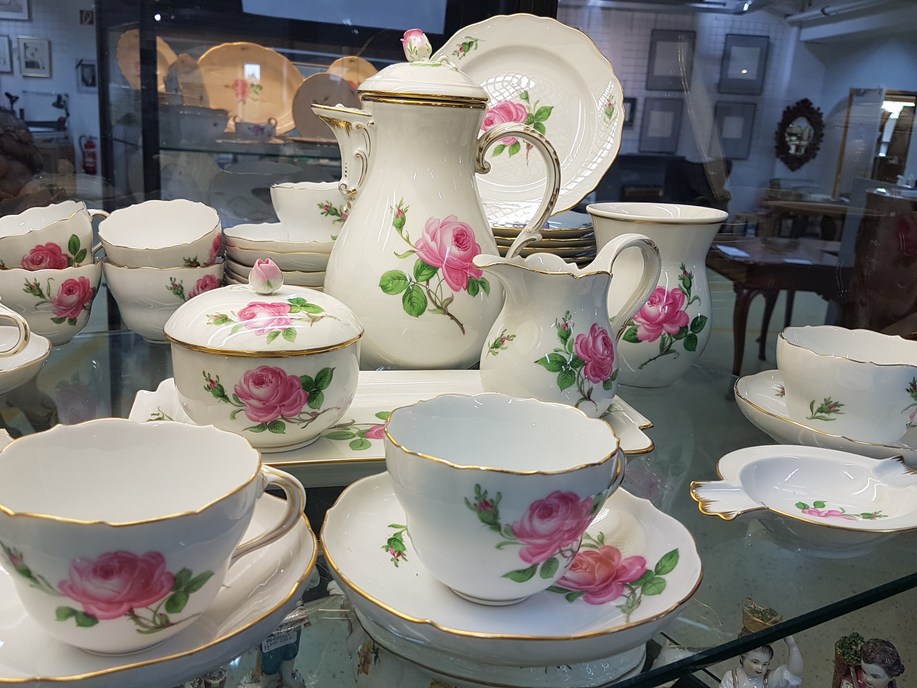 Detail f: Umfangreiches Kaffeeservice, Meissen, 20. Jh. für 12 Personen, rote Rose, Porzellan, neuer Ausschnitt, Kaffeekanne (Blume min. best.), Zuckerdose, ...