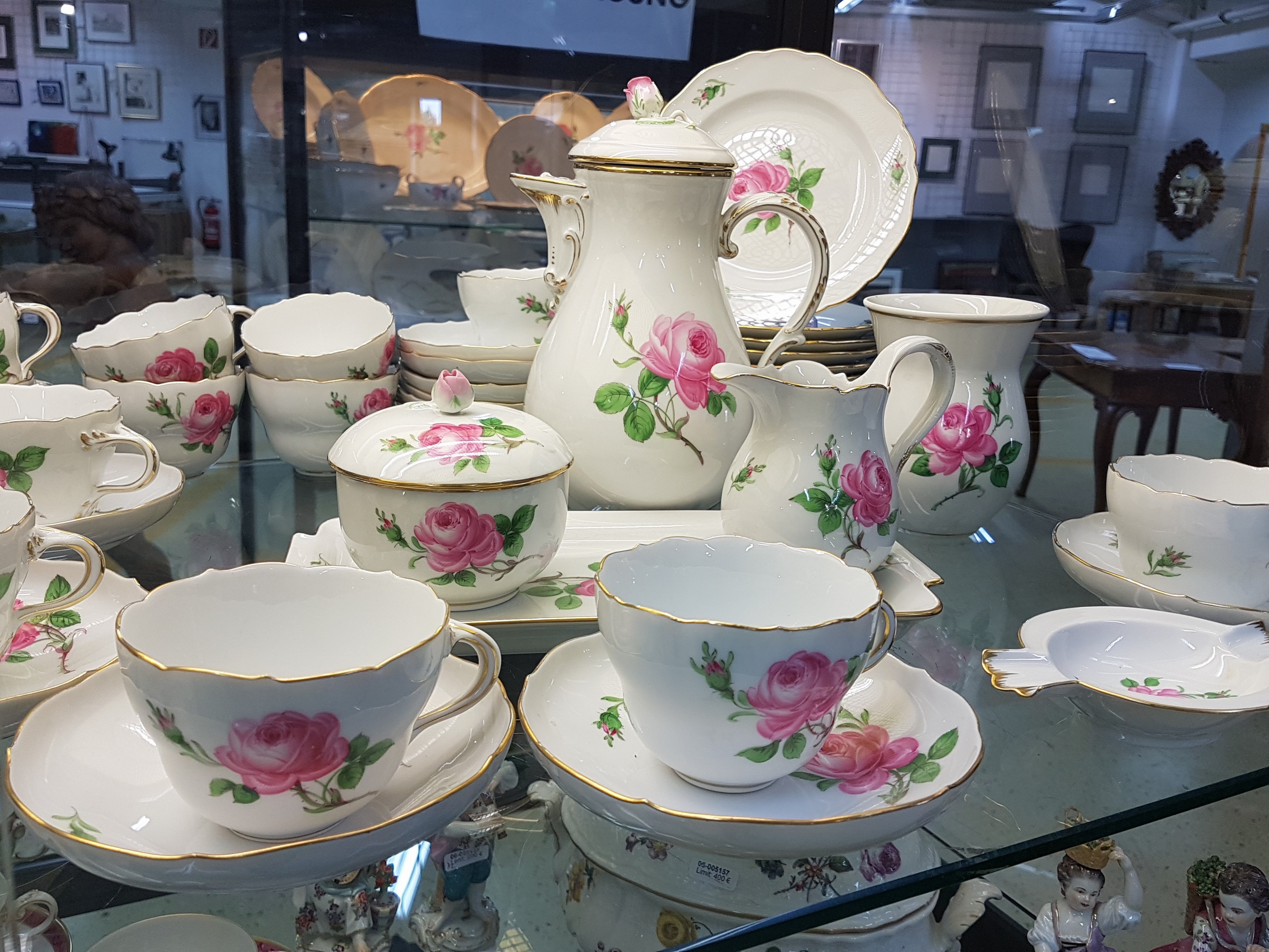 Detail g: Umfangreiches Kaffeeservice, Meissen, 20. Jh. für 12 Personen, rote Rose, Porzellan, neuer Ausschnitt, Kaffeekanne (Blume min. best.), Zuckerdose, ...