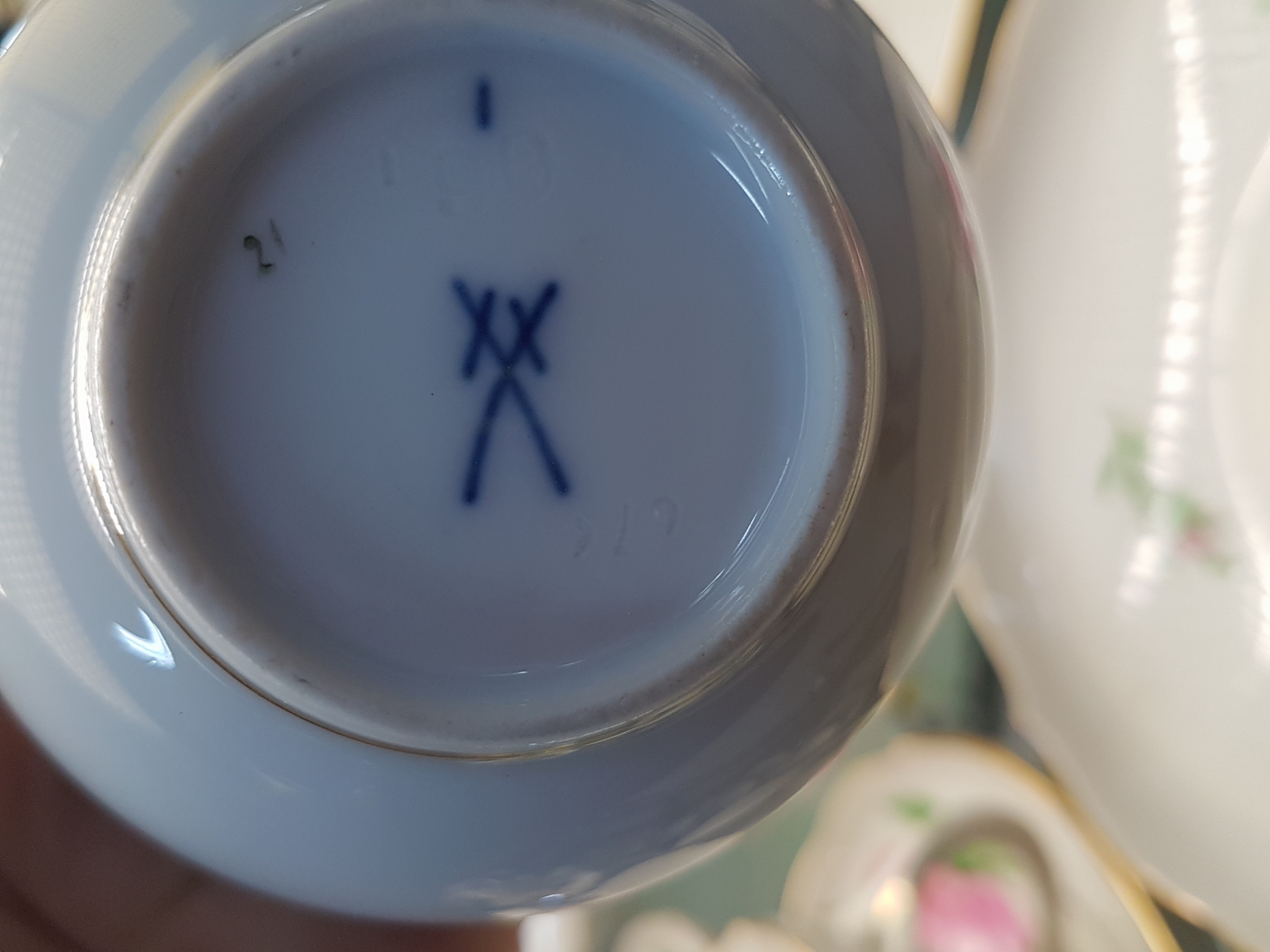 Detail h: Umfangreiches Kaffeeservice, Meissen, 20. Jh. für 12 Personen, rote Rose, Porzellan, neuer Ausschnitt, Kaffeekanne (Blume min. best.), Zuckerdose, ...