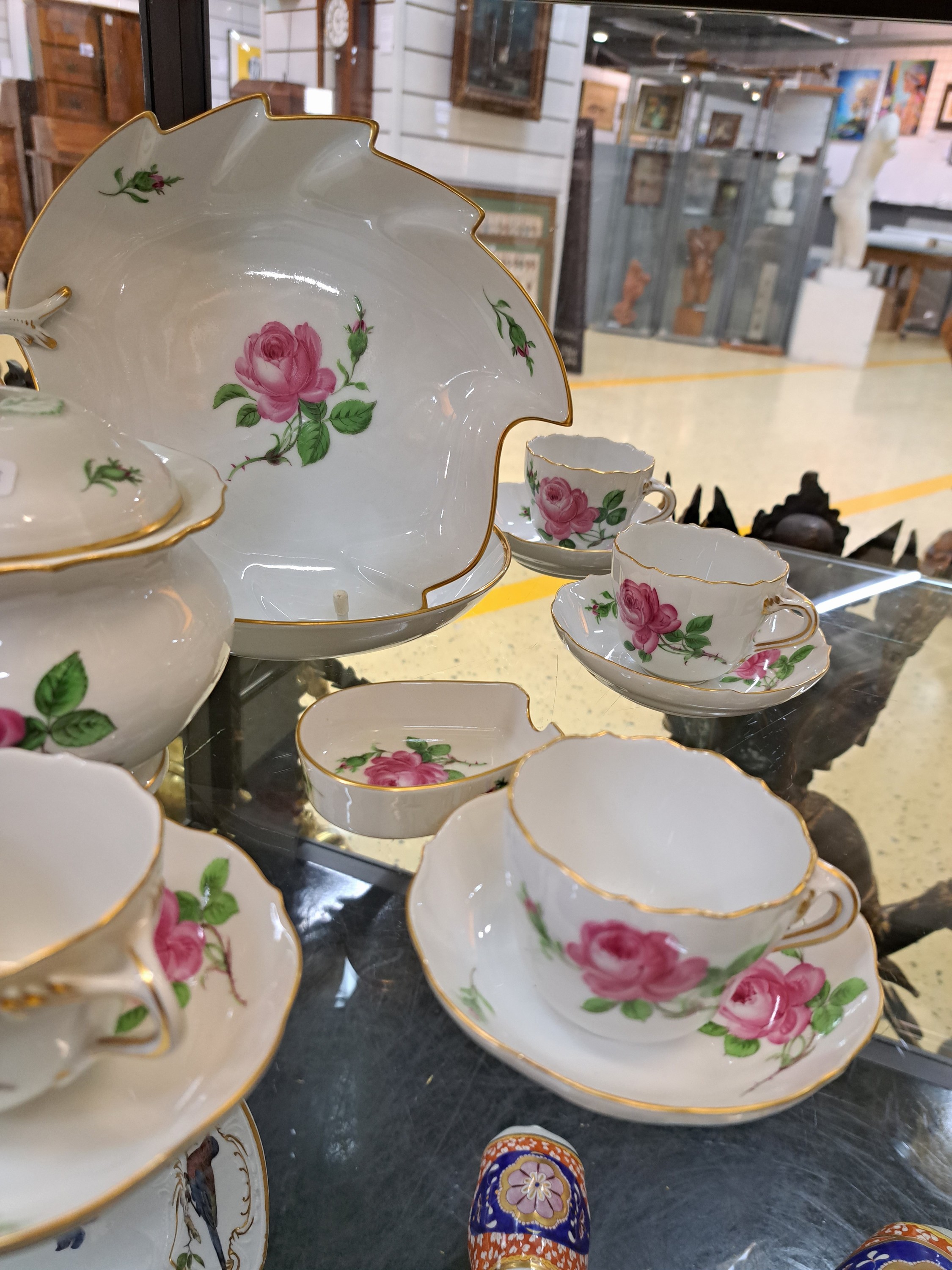 Detail b: Mokkaservice und 4 Zubehörteile, Meissen, 20. Jh., zweite Wahl, rote Rose, Goldränder, 6 Mokkatassen mit Untertasse, große Deckeldose, Deckelrose ...