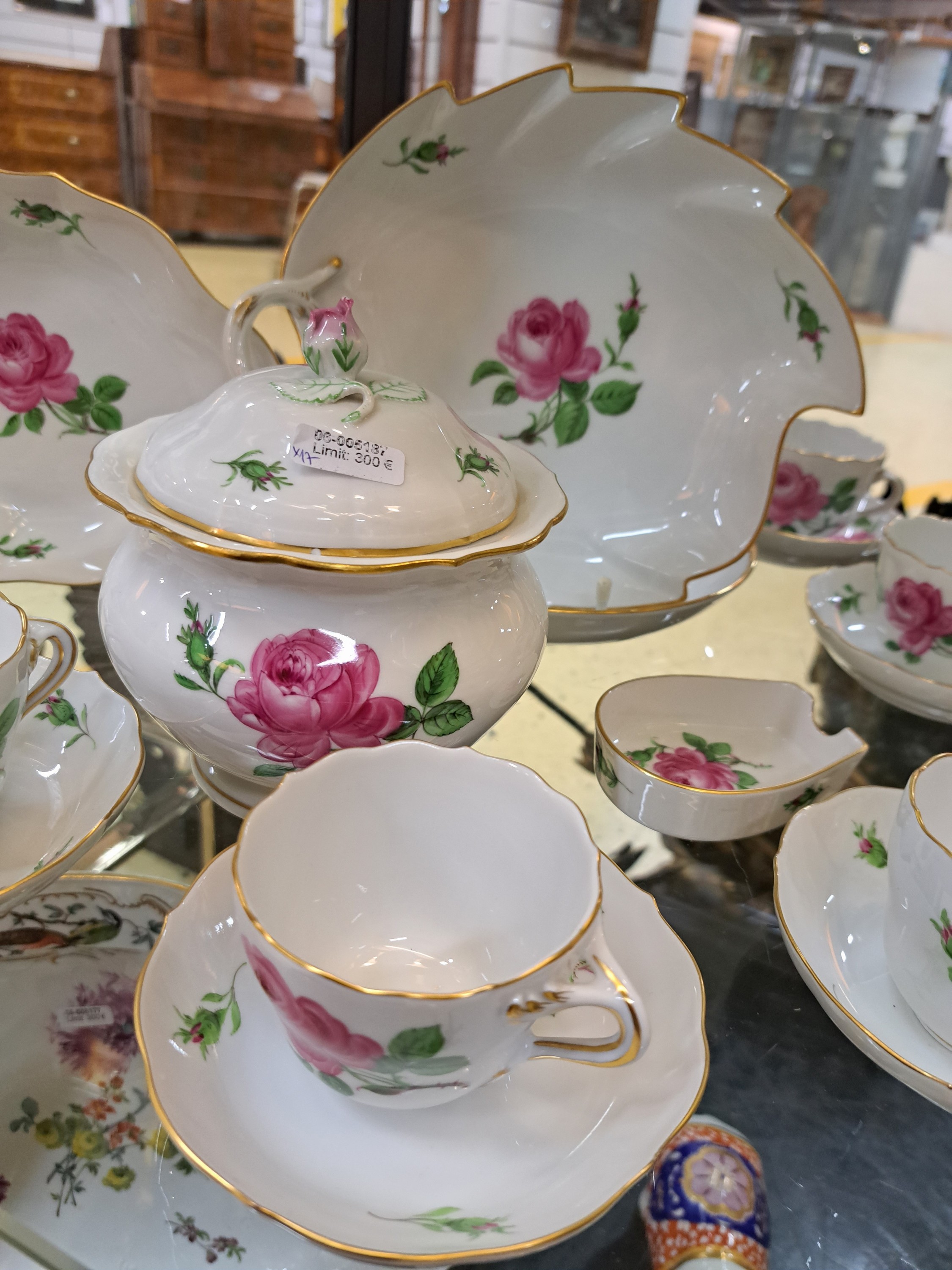 Detail c: Mokkaservice und 4 Zubehörteile, Meissen, 20. Jh., zweite Wahl, rote Rose, Goldränder, 6 Mokkatassen mit Untertasse, große Deckeldose, Deckelrose ...