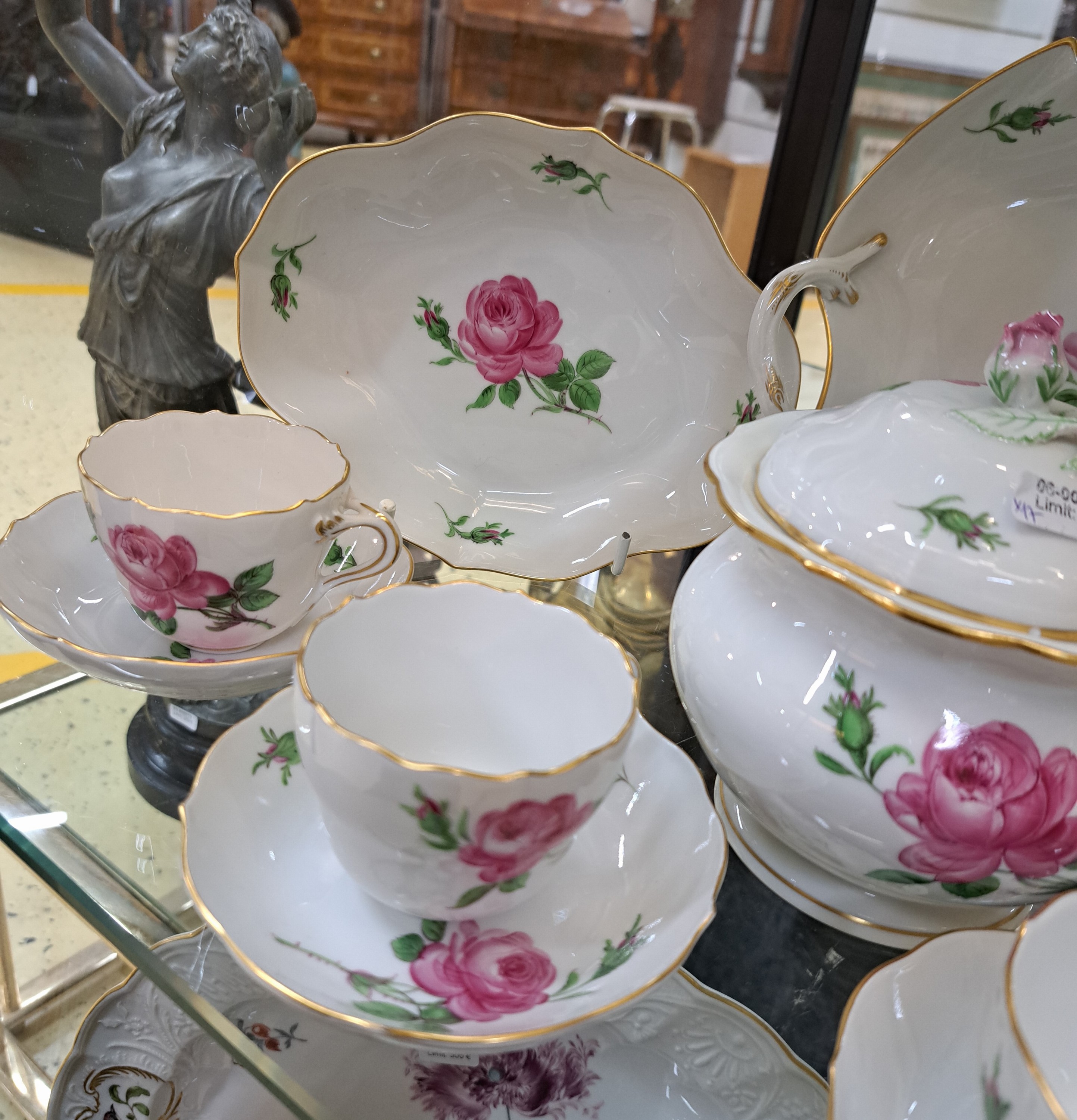Detail d: Mokkaservice und 4 Zubehörteile, Meissen, 20. Jh., zweite Wahl, rote Rose, Goldränder, 6 Mokkatassen mit Untertasse, große Deckeldose, Deckelrose ...