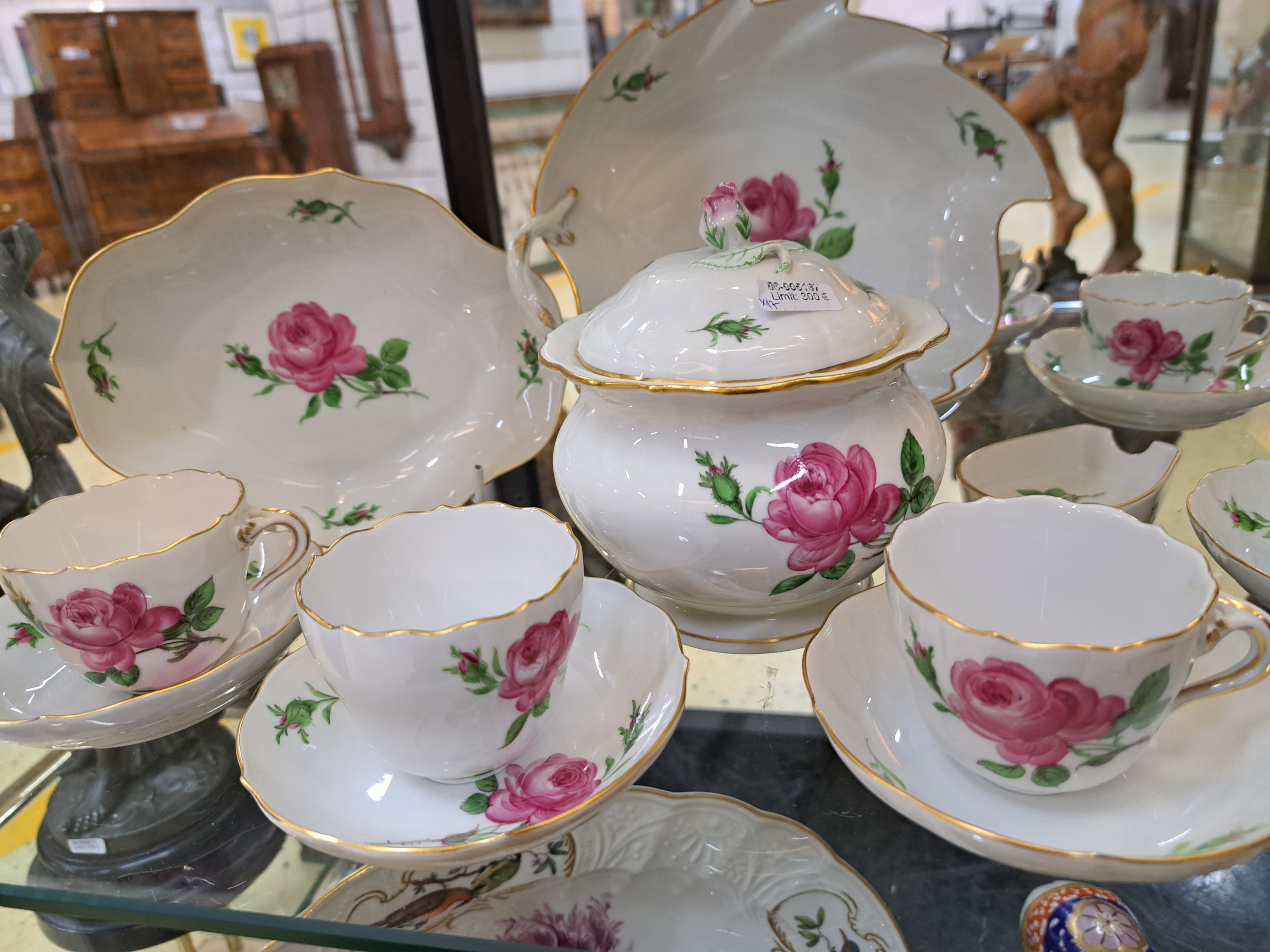 Detail e: Mokkaservice und 4 Zubehörteile, Meissen, 20. Jh., zweite Wahl, rote Rose, Goldränder, 6 Mokkatassen mit Untertasse, große Deckeldose, Deckelrose ...