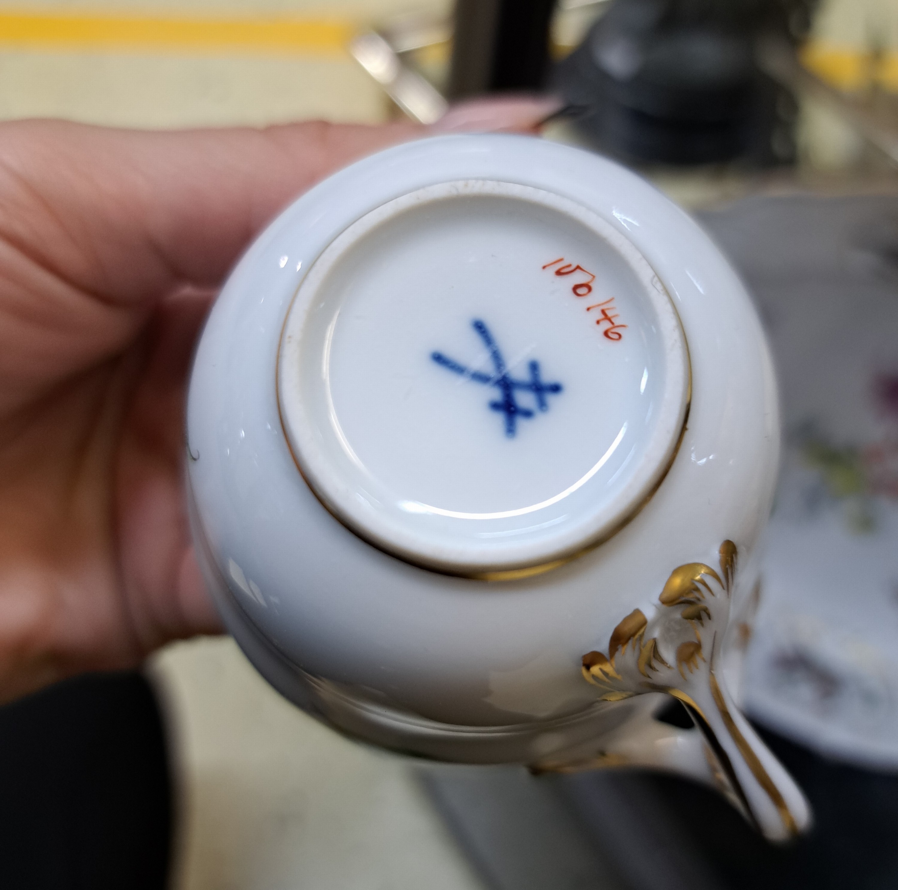 Detail f: Mokkaservice und 4 Zubehörteile, Meissen, 20. Jh., zweite Wahl, rote Rose, Goldränder, 6 Mokkatassen mit Untertasse, große Deckeldose, Deckelrose ...
