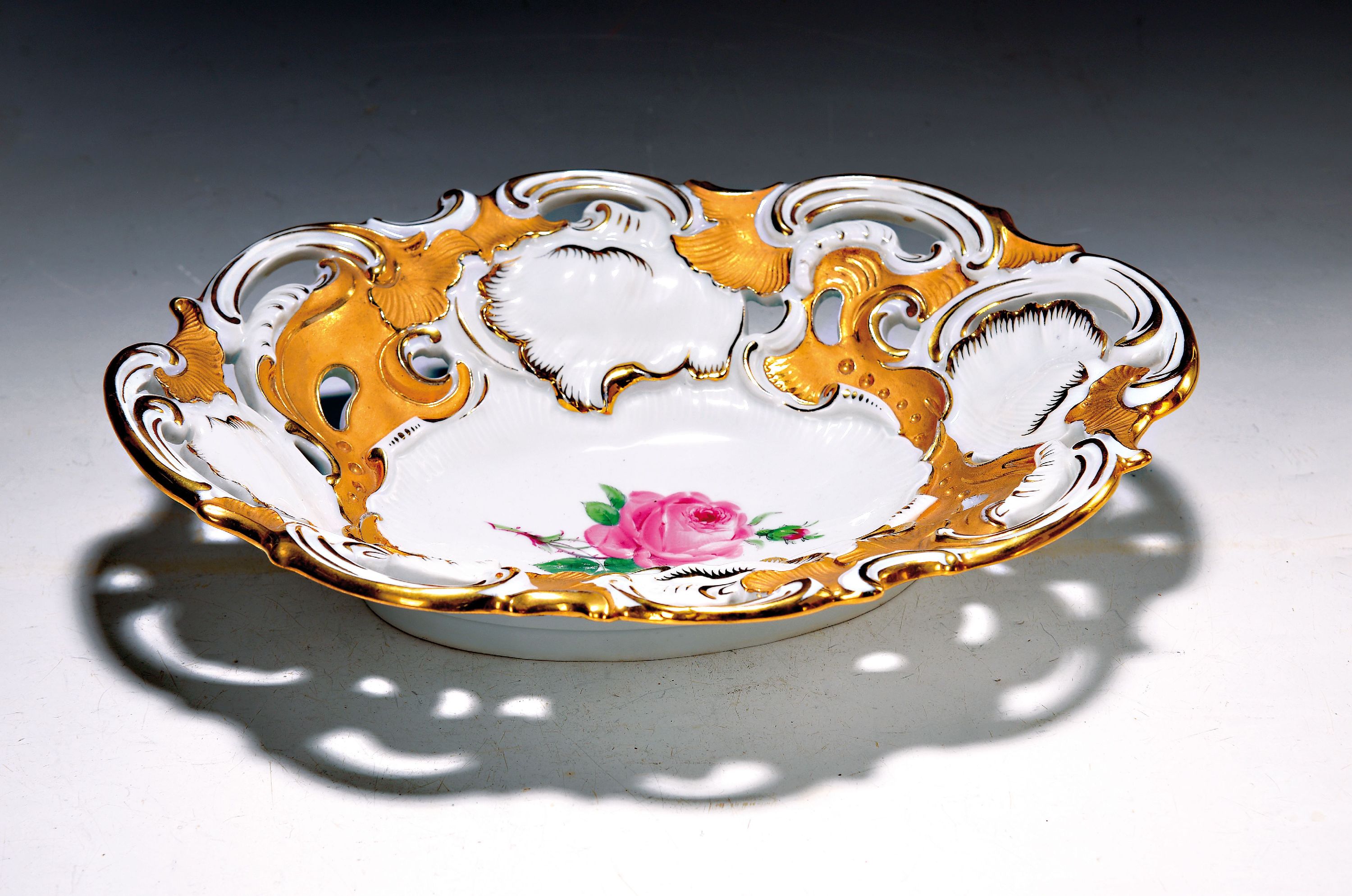 Prunkschale, Meissen, rote Rose, 1924-33, 2. Wahl, Porzellan, Wandung mit Matt- und Glanzvergoldung, Durchbrucharbeit, rote Rose, ca. 32 x 25 cm