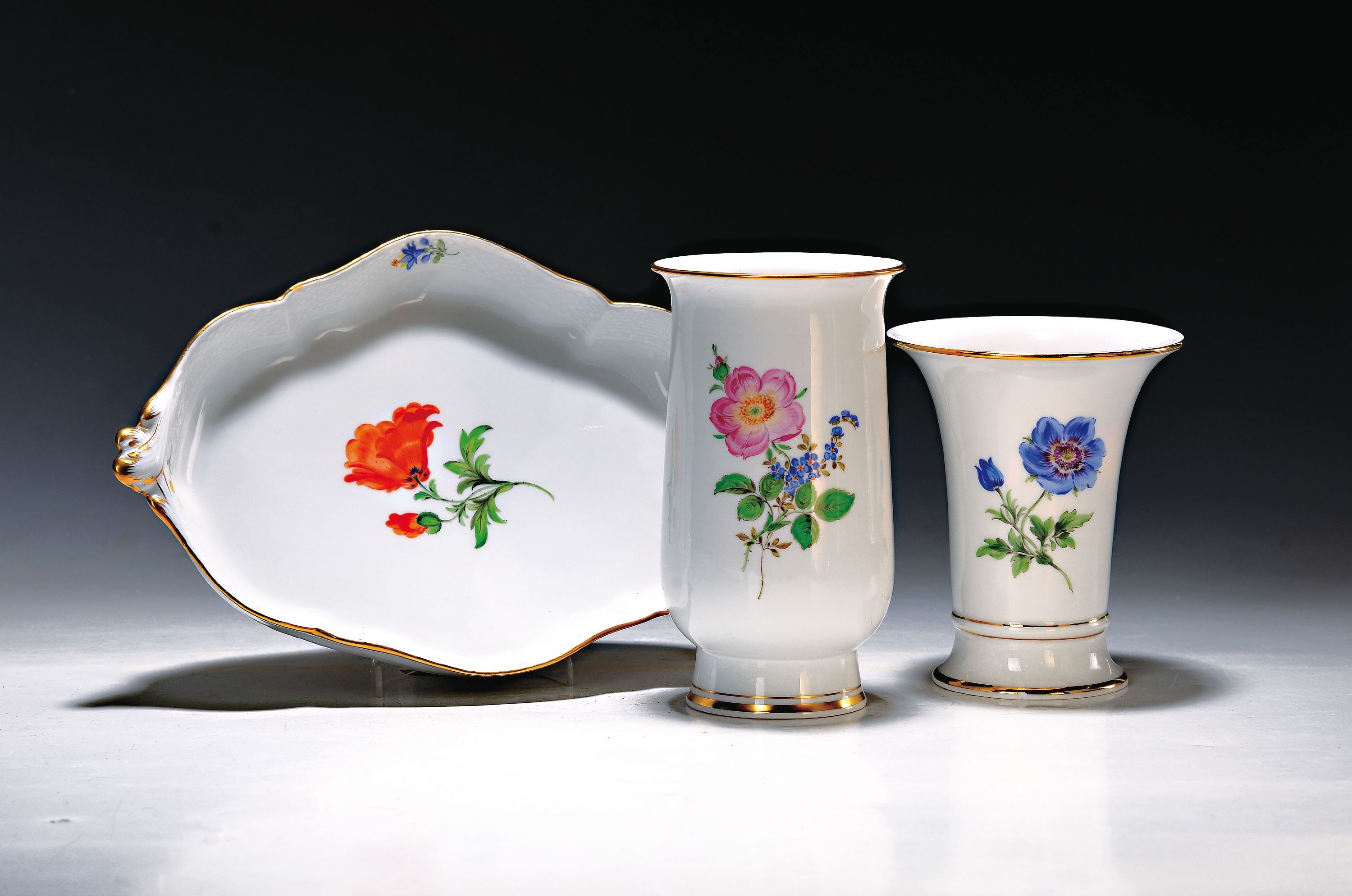 Zwei Vasen und eine Schale, Meissen, 20. Jh., Porzellan, Blume 1 und 2, Zylindervase, H. 13.5 cm, Bechervase mit kl. Fuß, H. 17 cm, Schale, H. 28 x ...