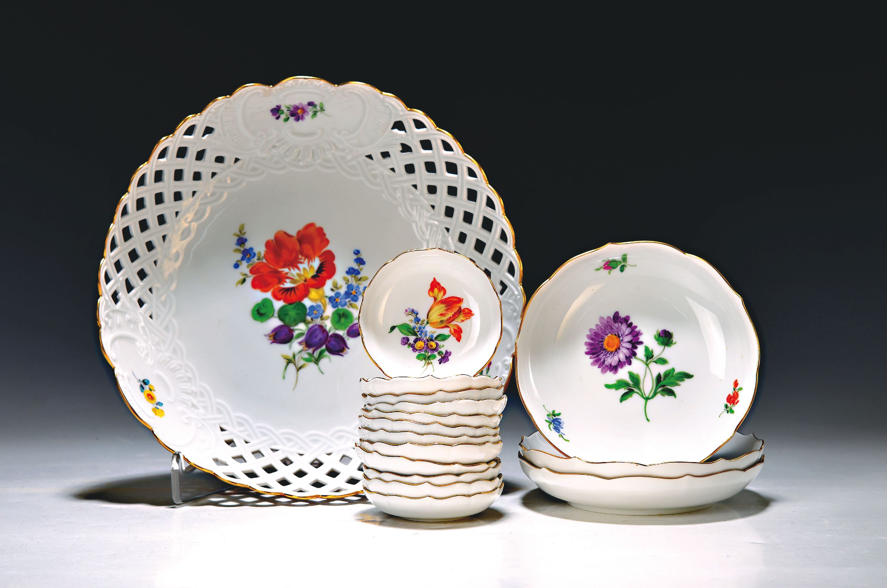 Runde Schale und 12 Fingerschälchen, vier Untertassen, Meissen, 2. Hälfte 20. Jh., Blume 1-3, Schale mit Durchbrucharbeit, D. 25 cm, ...