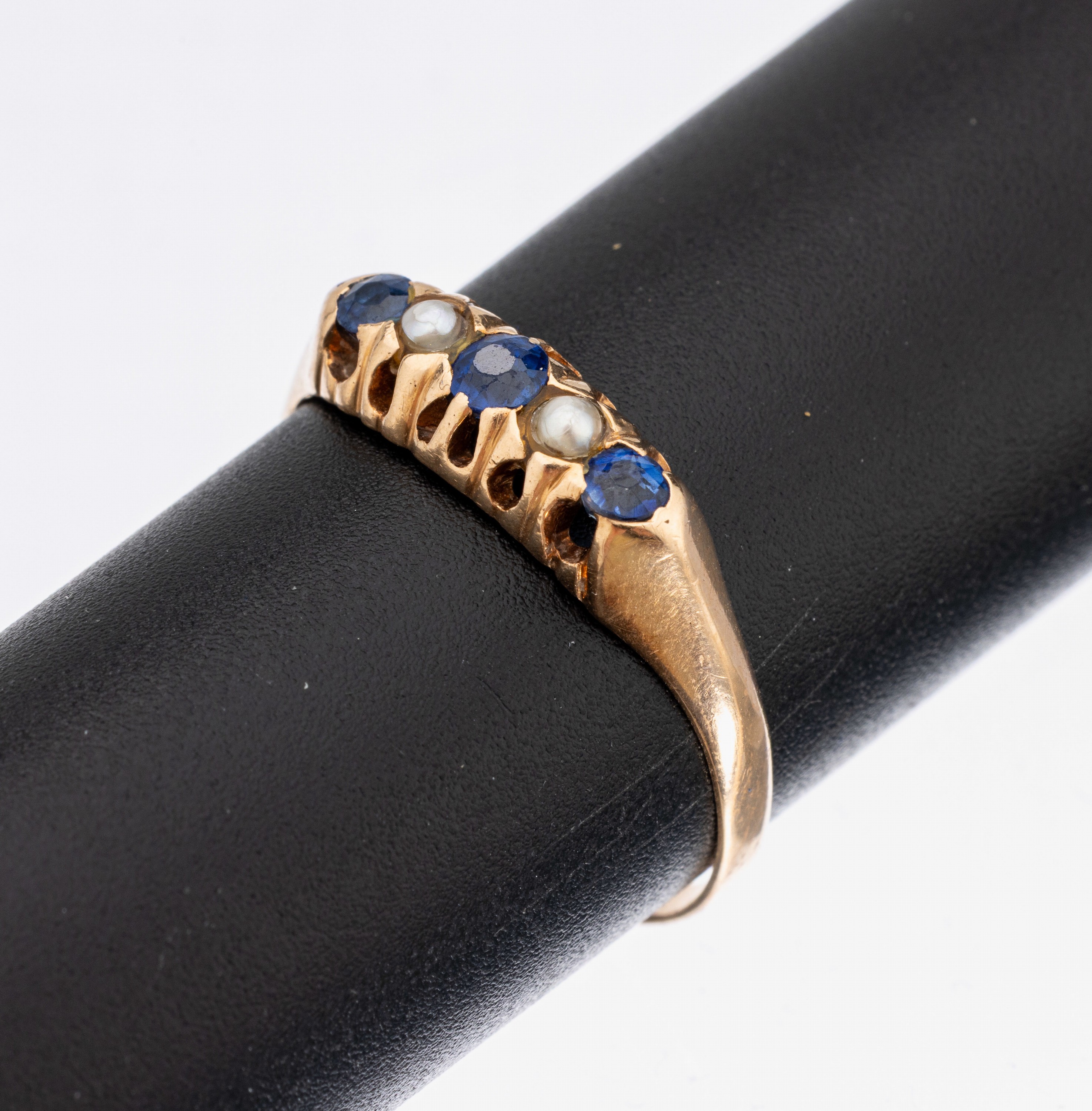 14 kt Gold Saphir-Perl-Ring, um 1900, RG 585/000, schlichte Gestaltung, 3 kl. rundfacett. Saphire, 2 kl. Saatperlen, 1 Perlemit Klebespuren, RW 63, ...