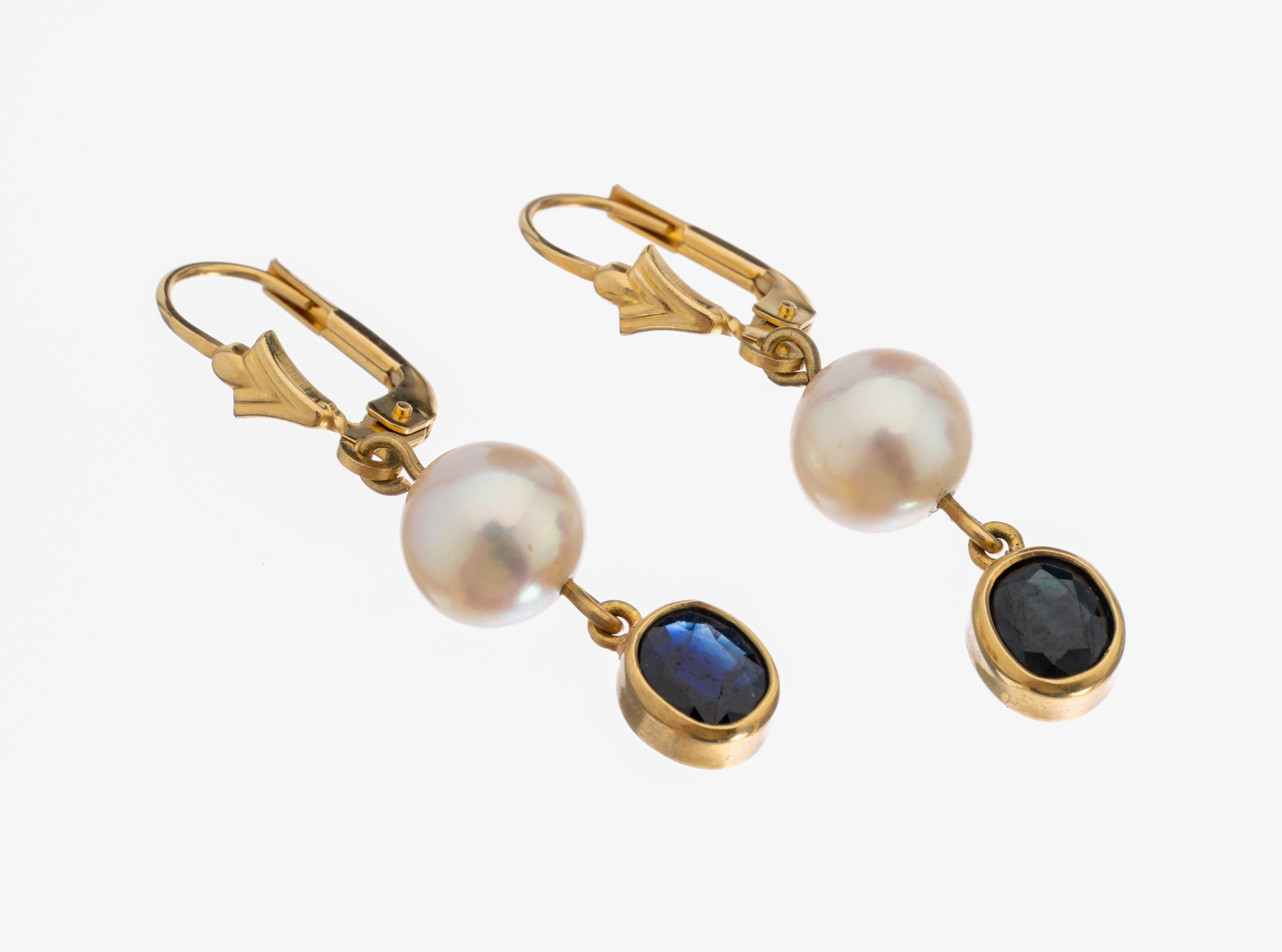 Paar 18 kt Gold Perl-Saphir-Ohrhänger, GG 750/000, länglich bewegl., 2 Zuchtperlen, D. ca. 7.5 mm, 2 bewegl. abgehängte ovalfacett. Saphire, L. ...