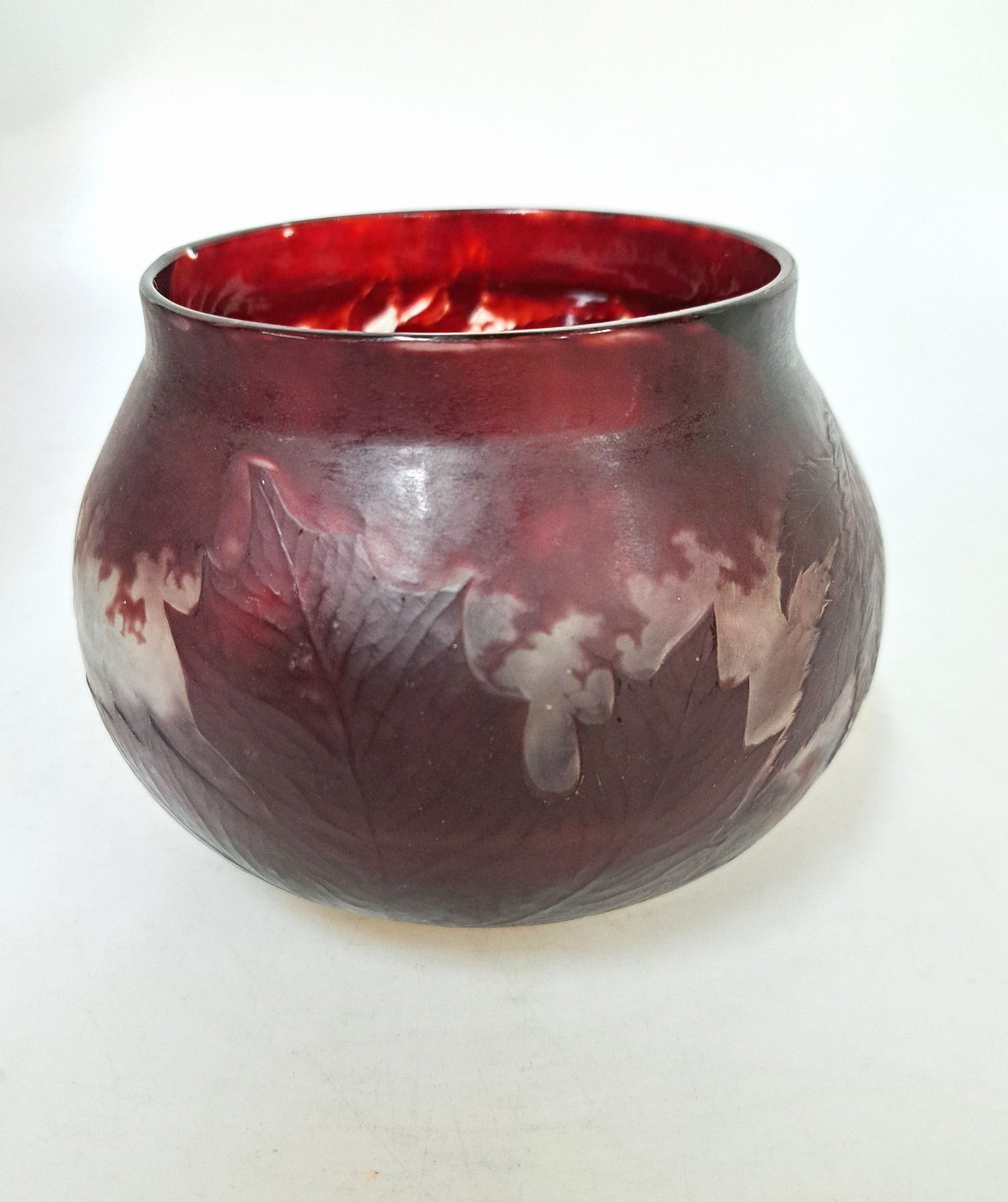 Detail a: Kugelvase, Gallé, um 1900, farbloses Glas, rot überfangen, umlaufender Blätterdekor Binnenzeichnung, geätzt, Martelé, min. Chip am Rand, H. ca. ...