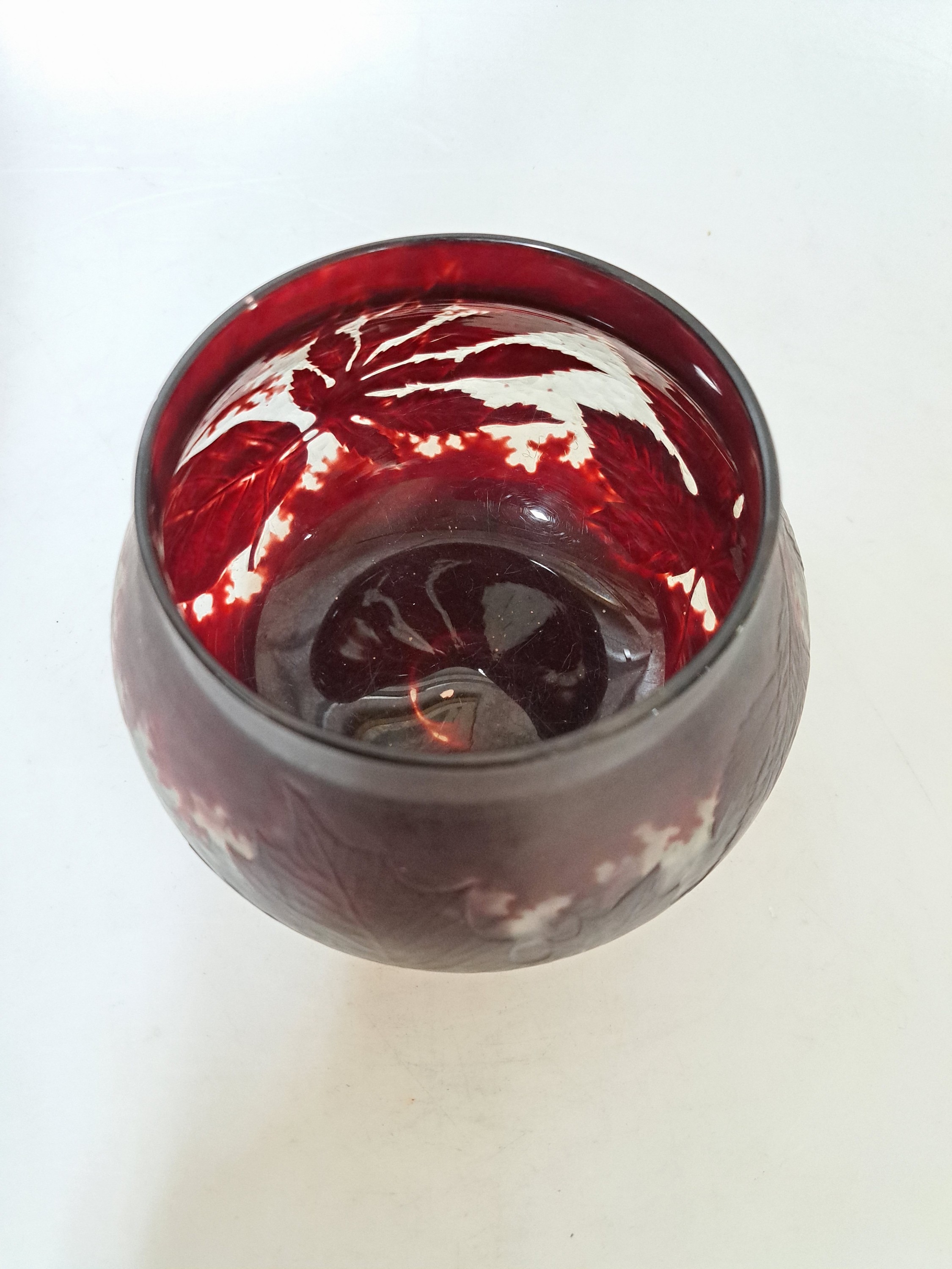 Detail b: Kugelvase, Gallé, um 1900, farbloses Glas, rot überfangen, umlaufender Blätterdekor Binnenzeichnung, geätzt, Martelé, min. Chip am Rand, H. ca. ...