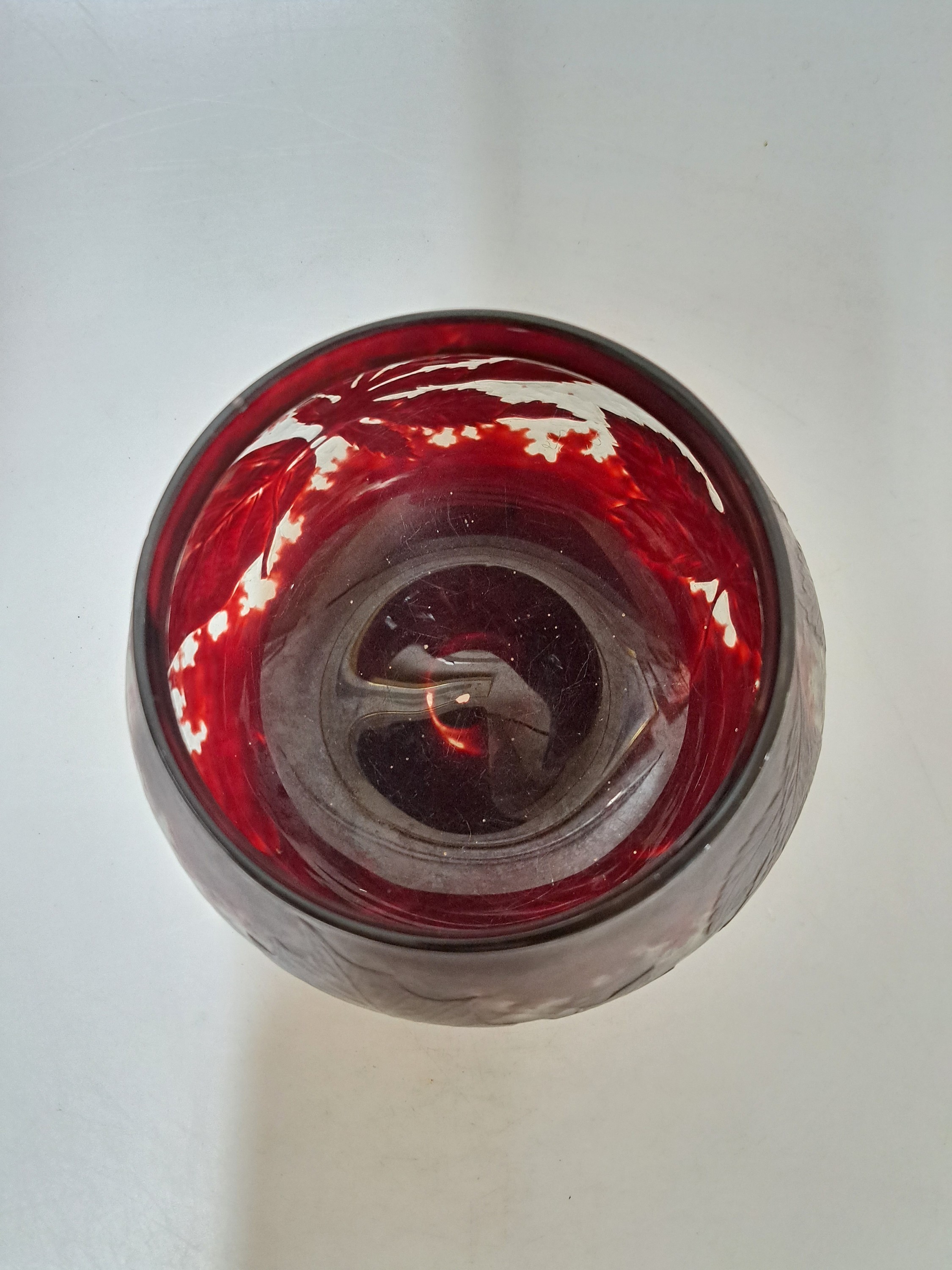 Detail c: Kugelvase, Gallé, um 1900, farbloses Glas, rot überfangen, umlaufender Blätterdekor Binnenzeichnung, geätzt, Martelé, min. Chip am Rand, H. ca. ...