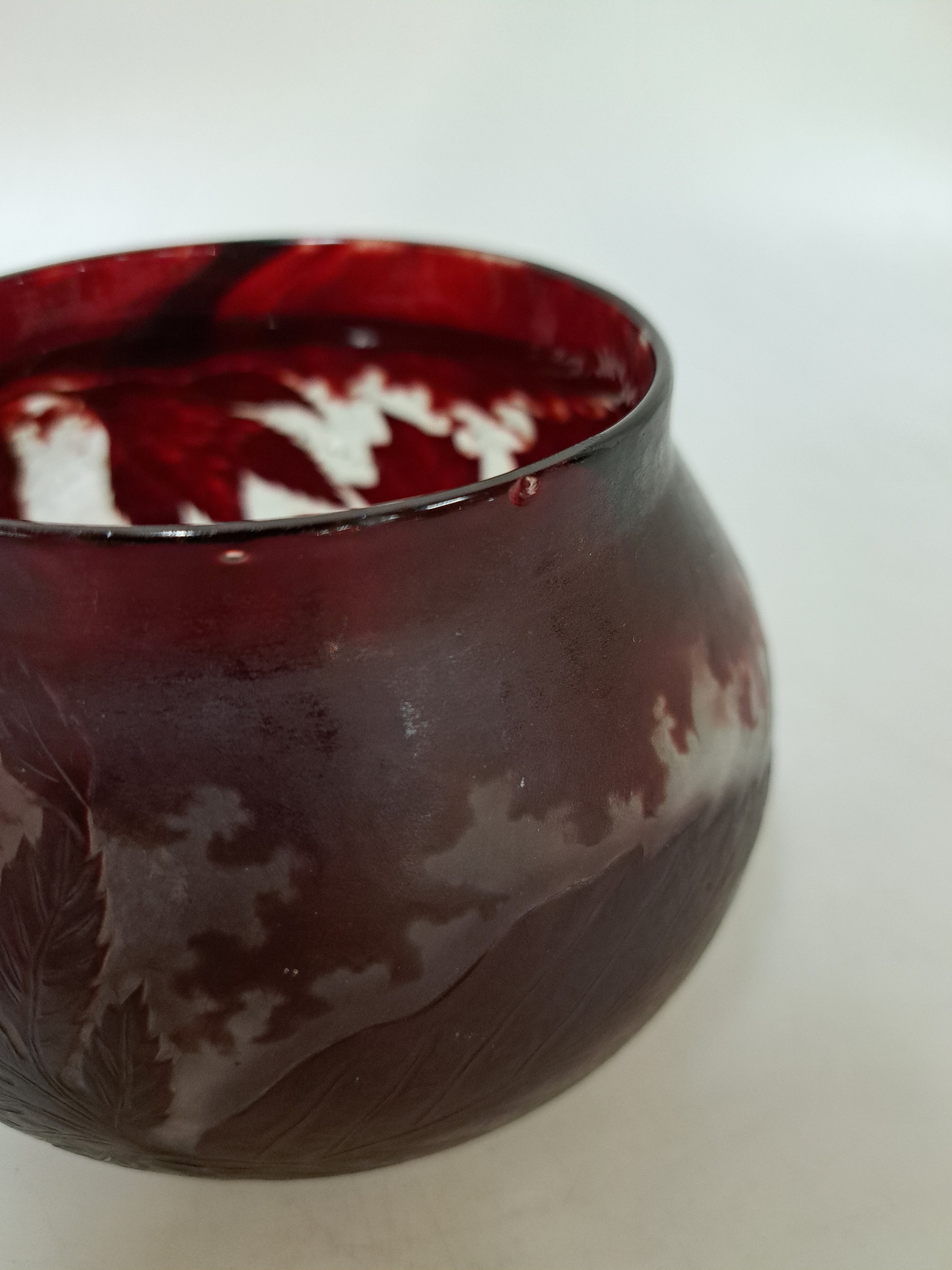 Detail d: Kugelvase, Gallé, um 1900, farbloses Glas, rot überfangen, umlaufender Blätterdekor Binnenzeichnung, geätzt, Martelé, min. Chip am Rand, H. ca. ...