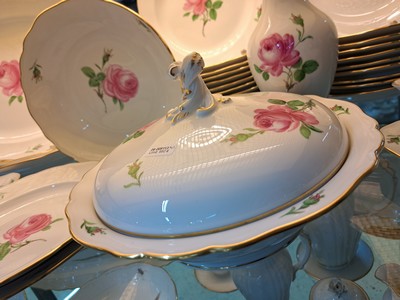 26939232d - Umfangreiches Speiseservice, Meissen, 60er Jahre, rote Rose, für 12 Personen, 12 ...