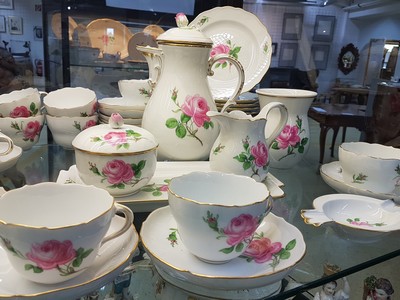 26939233f - Umfangreiches Kaffeeservice, Meissen, 20. Jh. für 12 Personen, rote Rose, ...