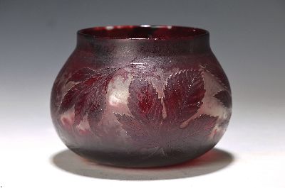 Image 26939250 - Kugelvase, Gallé, um 1900, farbloses Glas, rot überfangen, umlaufender ...