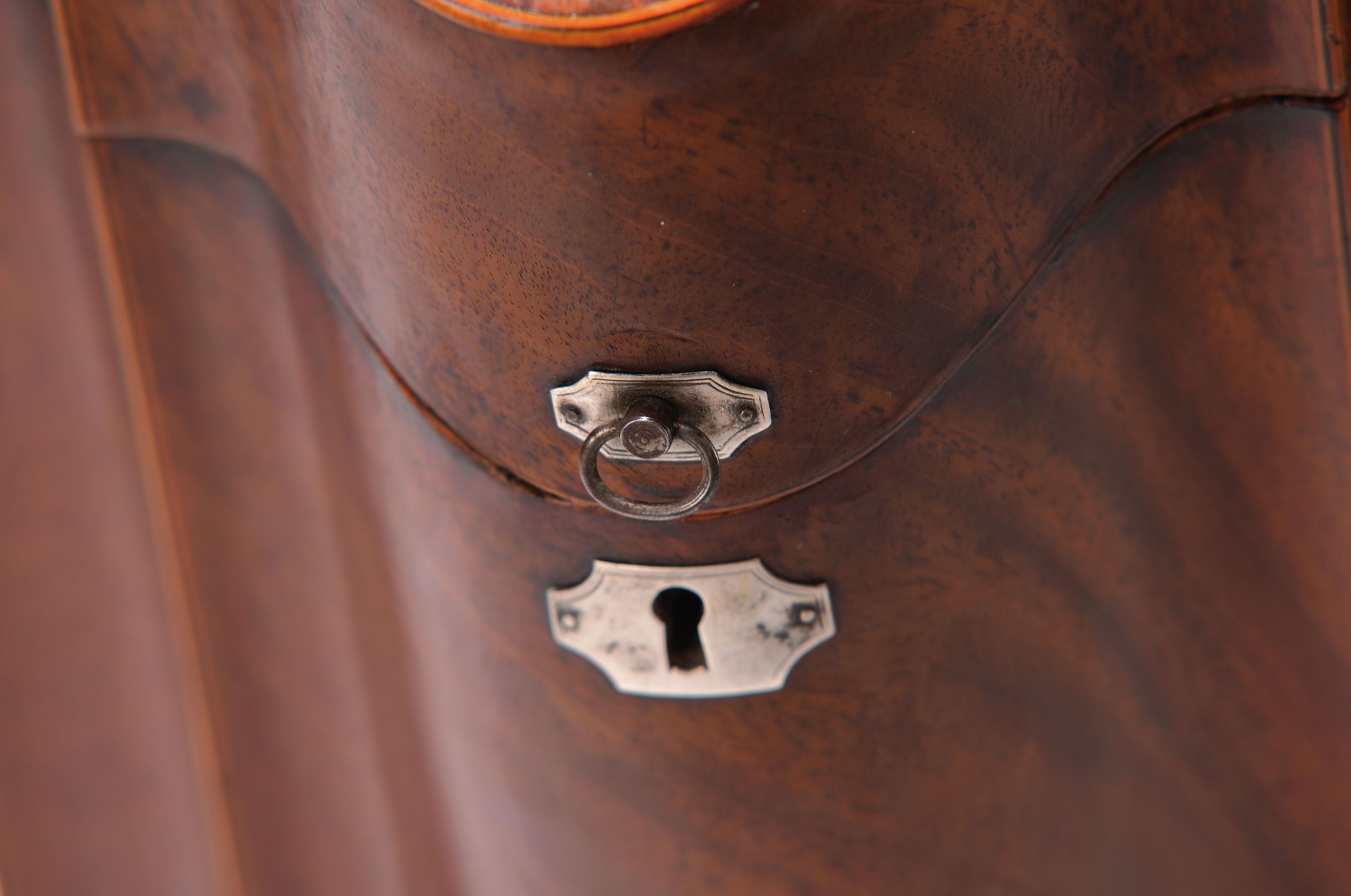 Detail a: Besteckkasten, wohl englisch, Ende 19. Jh., Nußbaumfurnier mit Fadenintarsien, im Deckel Stern, Öffnungen für ein Besteck 12 Personen (Messer, ...
