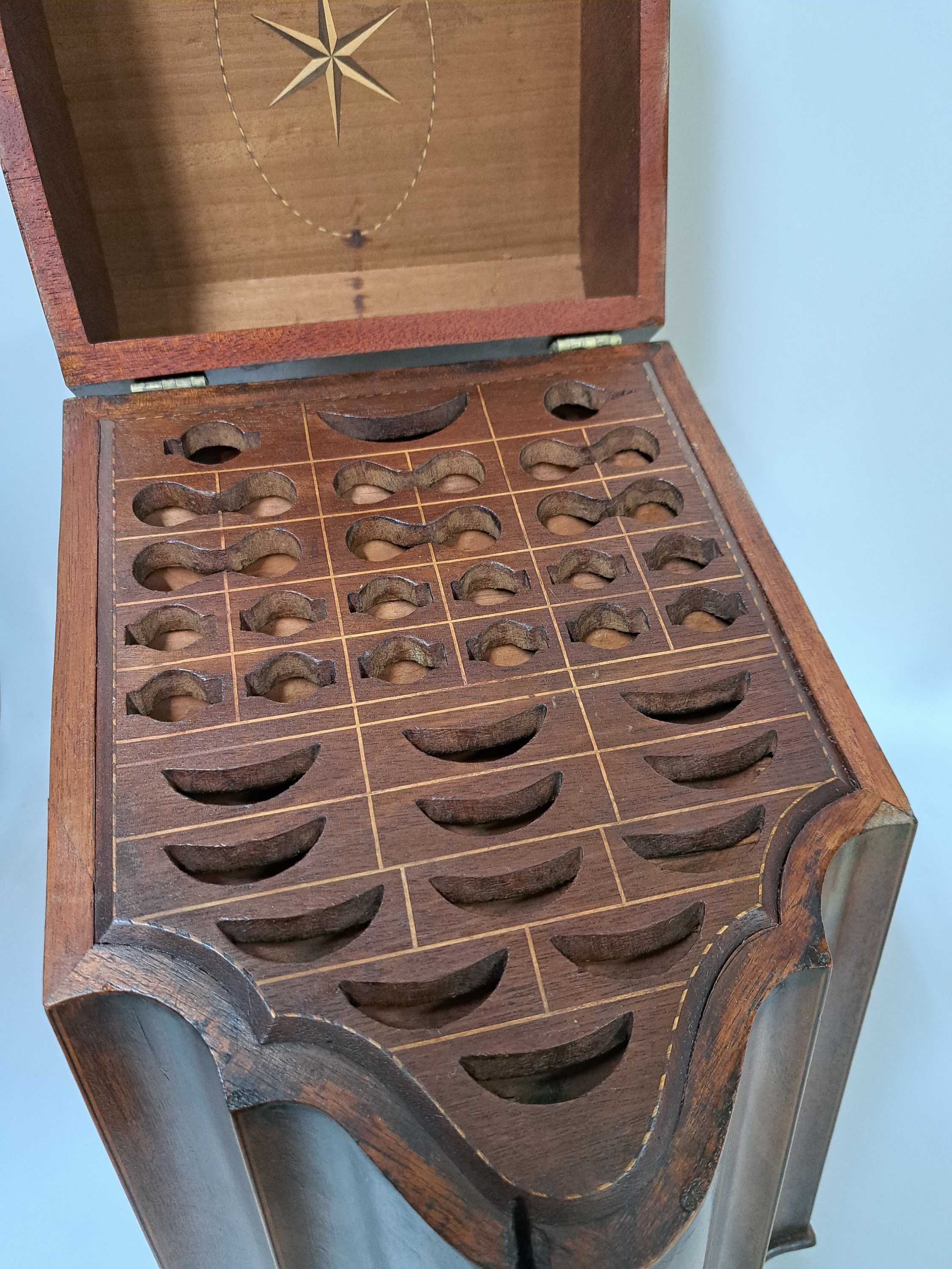 Detail c: Besteckkasten, wohl englisch, Ende 19. Jh., Nußbaumfurnier mit Fadenintarsien, im Deckel Stern, Öffnungen für ein Besteck 12 Personen (Messer, ...