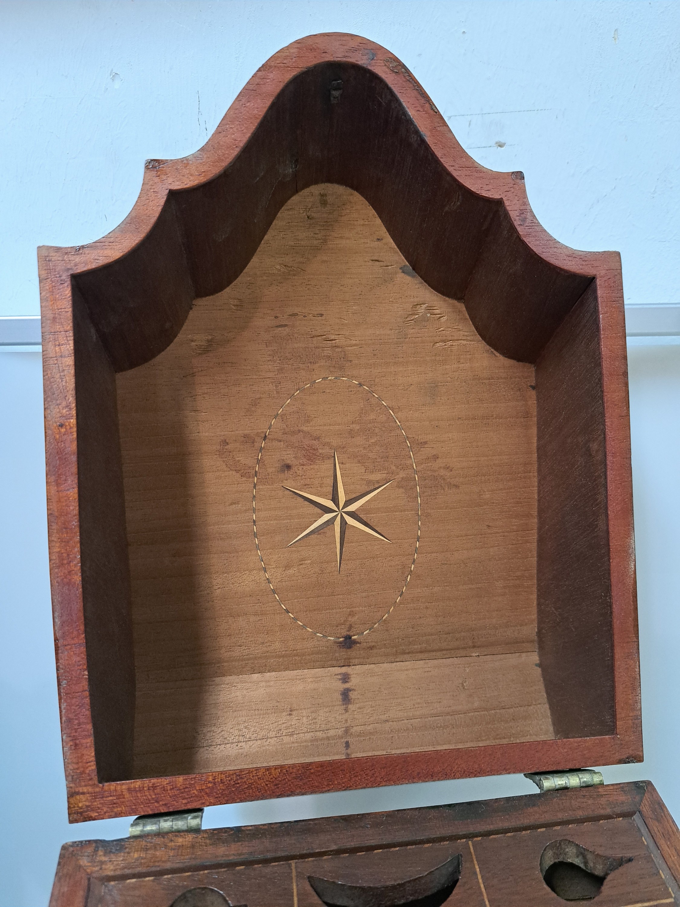 Detail d: Besteckkasten, wohl englisch, Ende 19. Jh., Nußbaumfurnier mit Fadenintarsien, im Deckel Stern, Öffnungen für ein Besteck 12 Personen (Messer, ...