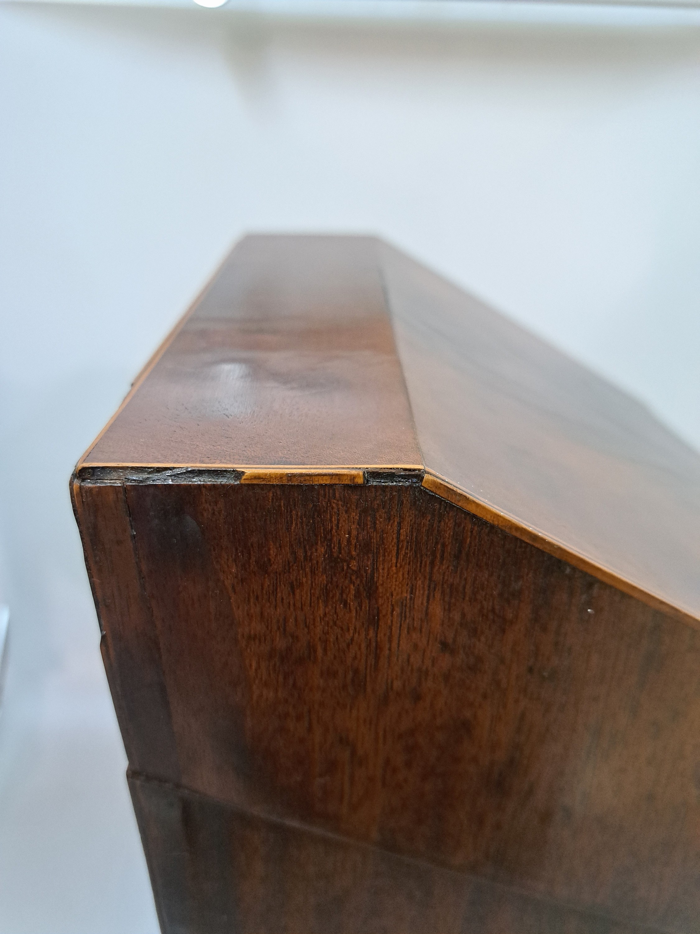 Detail i: Besteckkasten, wohl englisch, Ende 19. Jh., Nußbaumfurnier mit Fadenintarsien, im Deckel Stern, Öffnungen für ein Besteck 12 Personen (Messer, ...