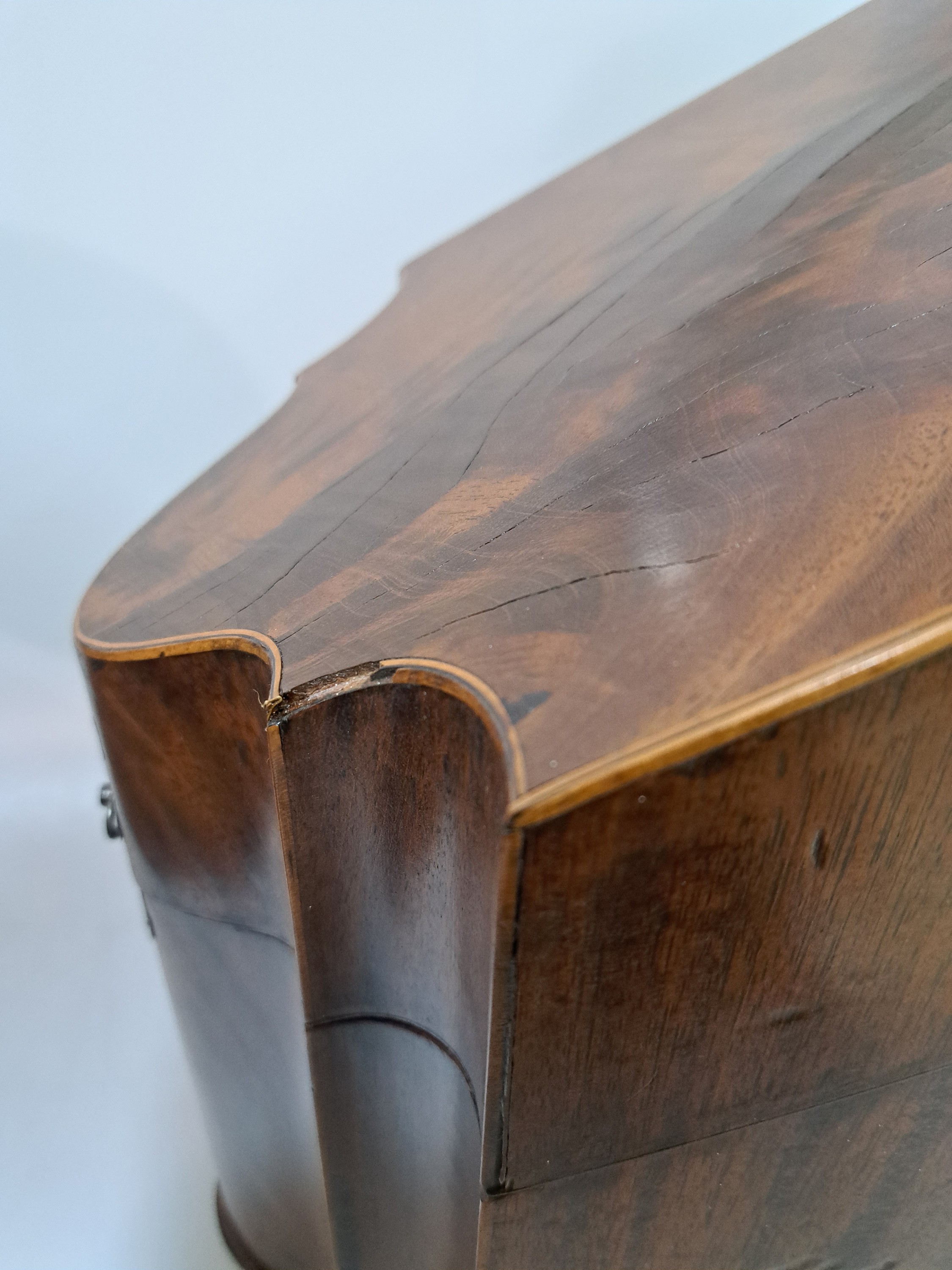 Detail k: Besteckkasten, wohl englisch, Ende 19. Jh., Nußbaumfurnier mit Fadenintarsien, im Deckel Stern, Öffnungen für ein Besteck 12 Personen (Messer, ...