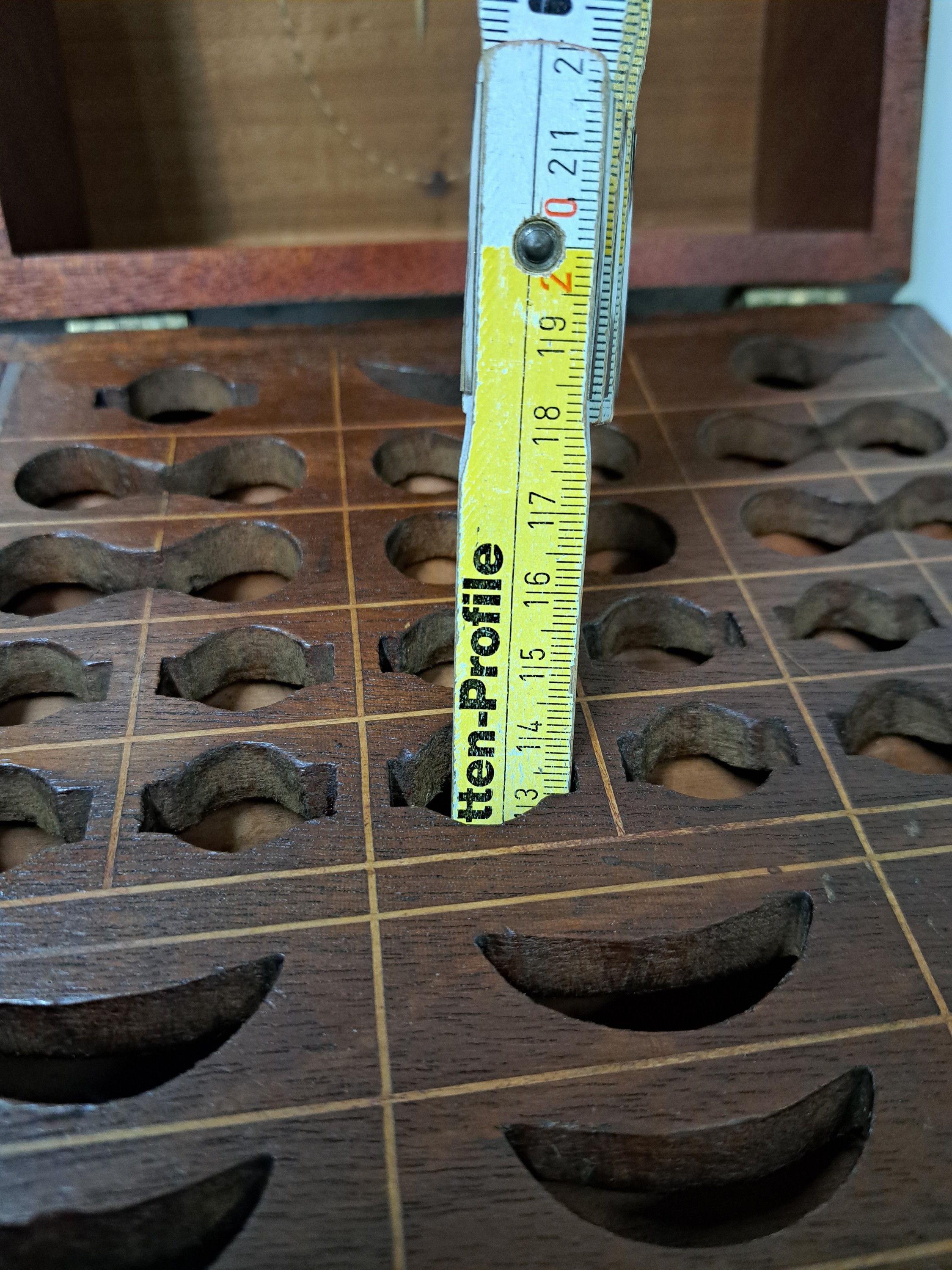 Detail m: Besteckkasten, wohl englisch, Ende 19. Jh., Nußbaumfurnier mit Fadenintarsien, im Deckel Stern, Öffnungen für ein Besteck 12 Personen (Messer, ...