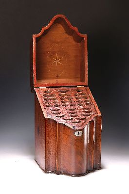 Image Besteckkasten, wohl englisch, Ende 19. Jh., Nußbaumfurnier mit Fadenintarsien, im ...