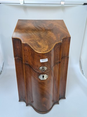 26939417e - Besteckkasten, wohl englisch, Ende 19. Jh., Nußbaumfurnier mit Fadenintarsien, im ...
