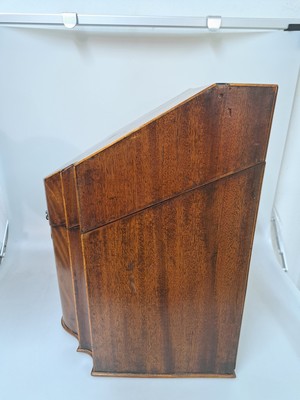 26939417j - Besteckkasten, wohl englisch, Ende 19. Jh., Nußbaumfurnier mit Fadenintarsien, im ...